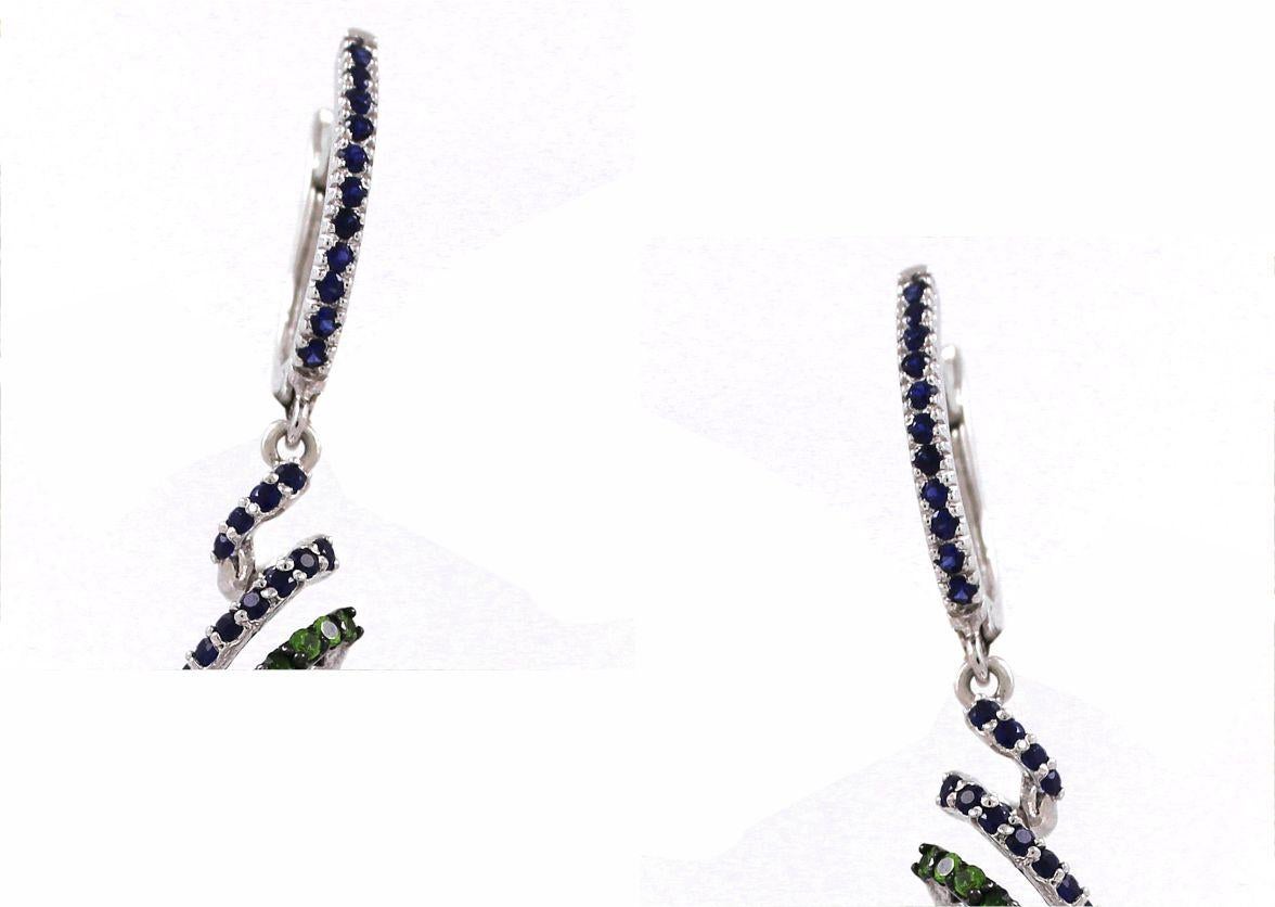 Ti presentiamo i nostri splendidi orecchini a goccia ispirati alla spirale, un mix perfetto di colori vivaci e design elegante. Questi squisiti orecchini presentano un affascinante motivo a spirale, ornato da 94 zaffiri blu a taglio rotondo per un
