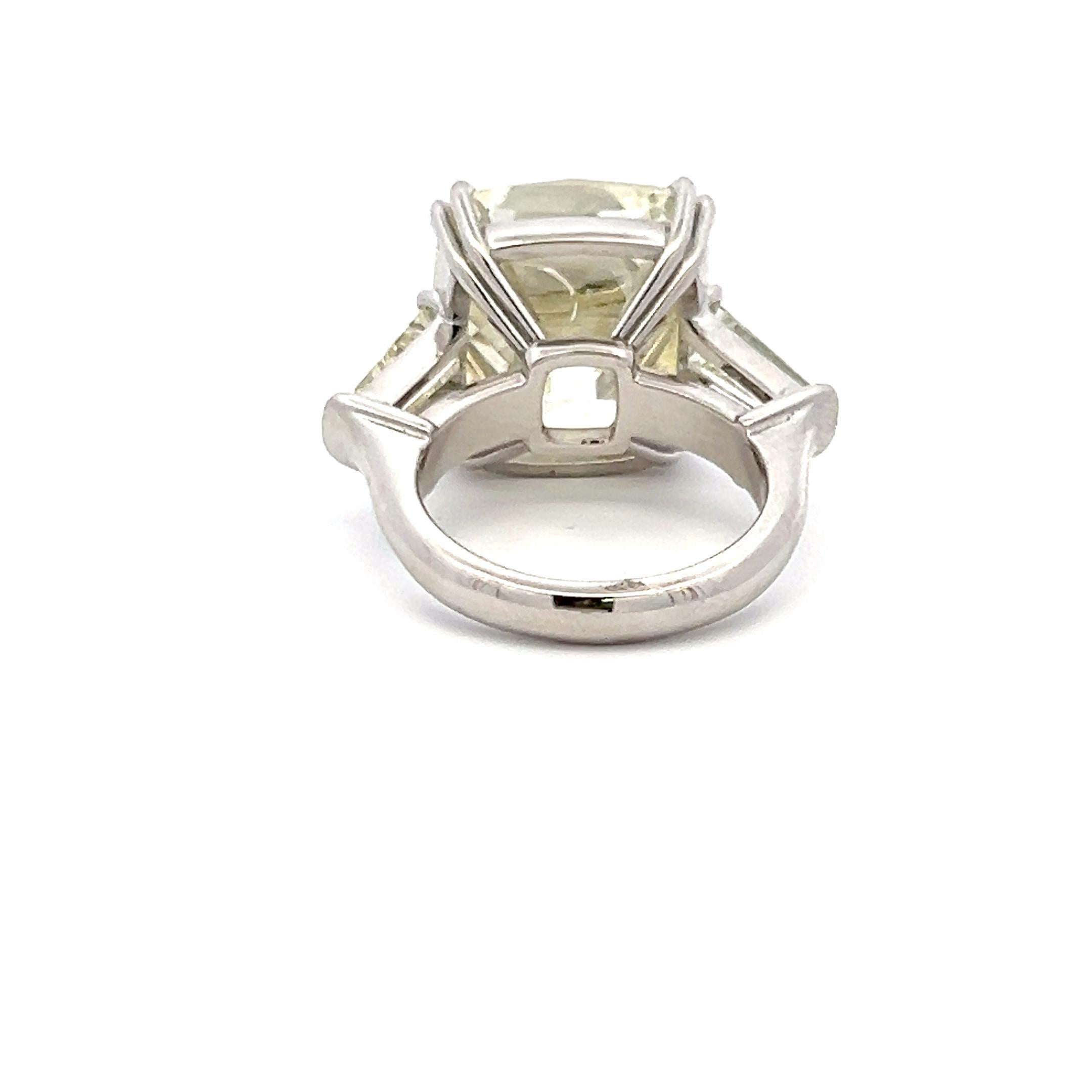Bague de fiançailles en platine 22.41 carats Brilliante coussin et Baguette effilée en vente 5