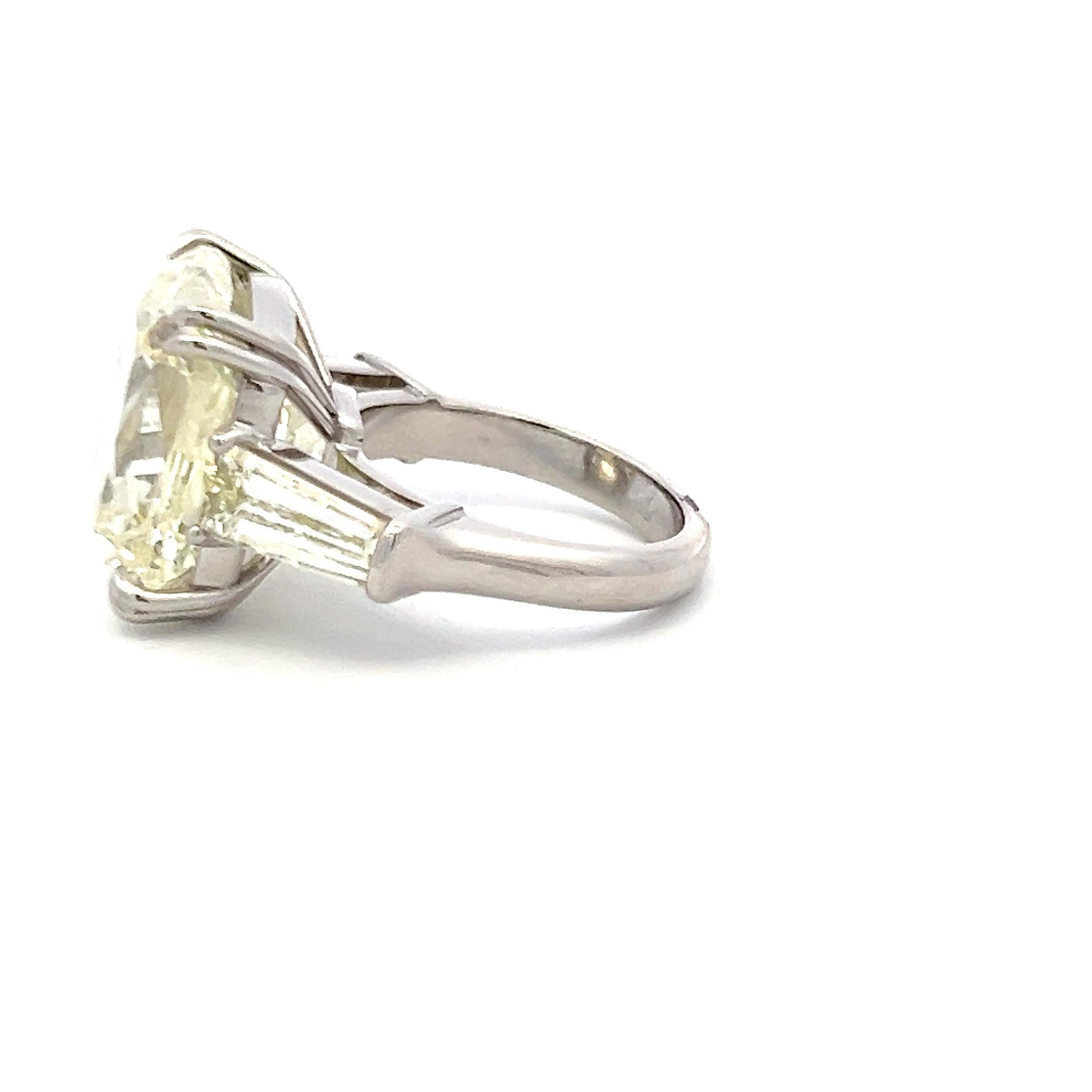 Bague de fiançailles en platine 22.41 carats Brilliante coussin et Baguette effilée en vente 6