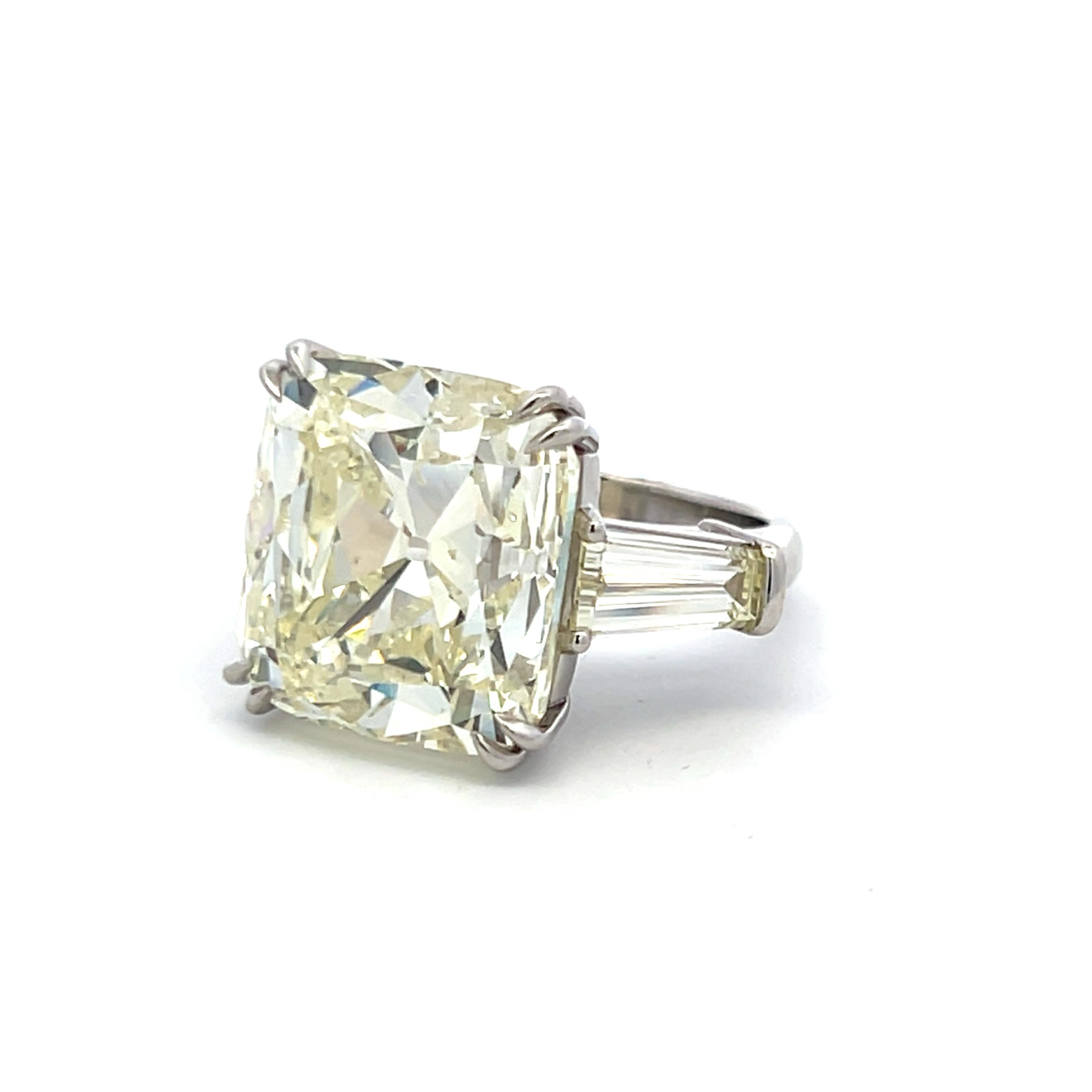 Bague de fiançailles en platine 22.41 carats Brilliante coussin et Baguette effilée en vente 9