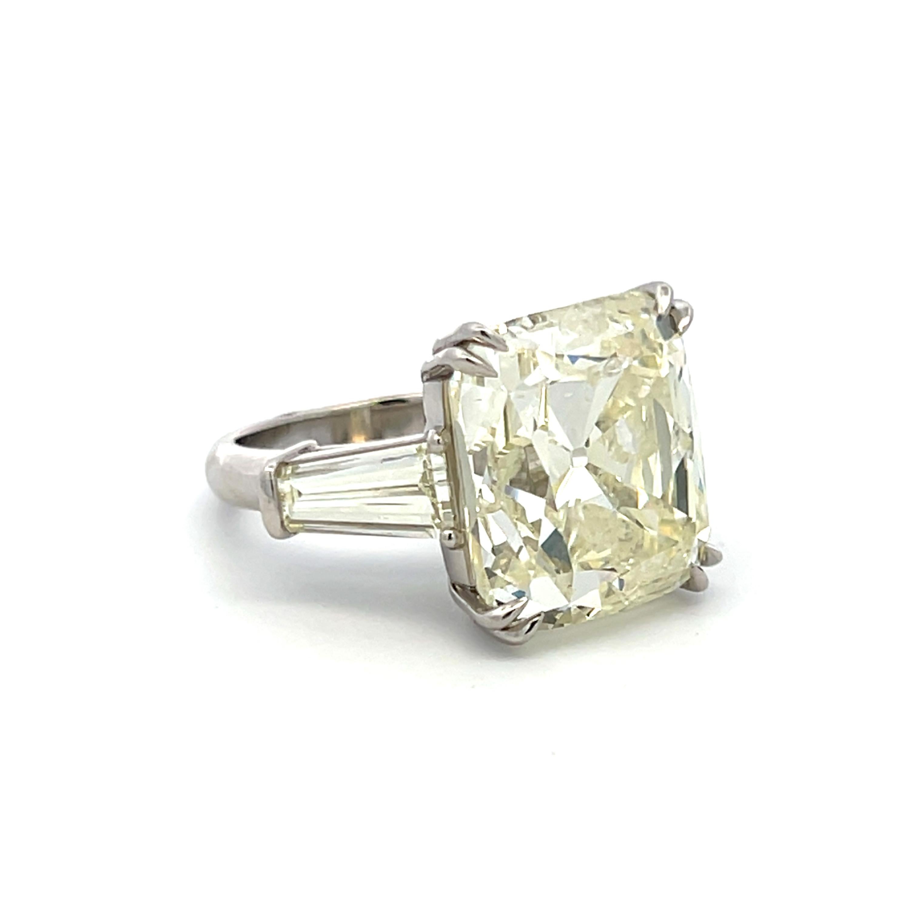 Bague de fiançailles en platine 22.41 carats Brilliante coussin et Baguette effilée en vente 10