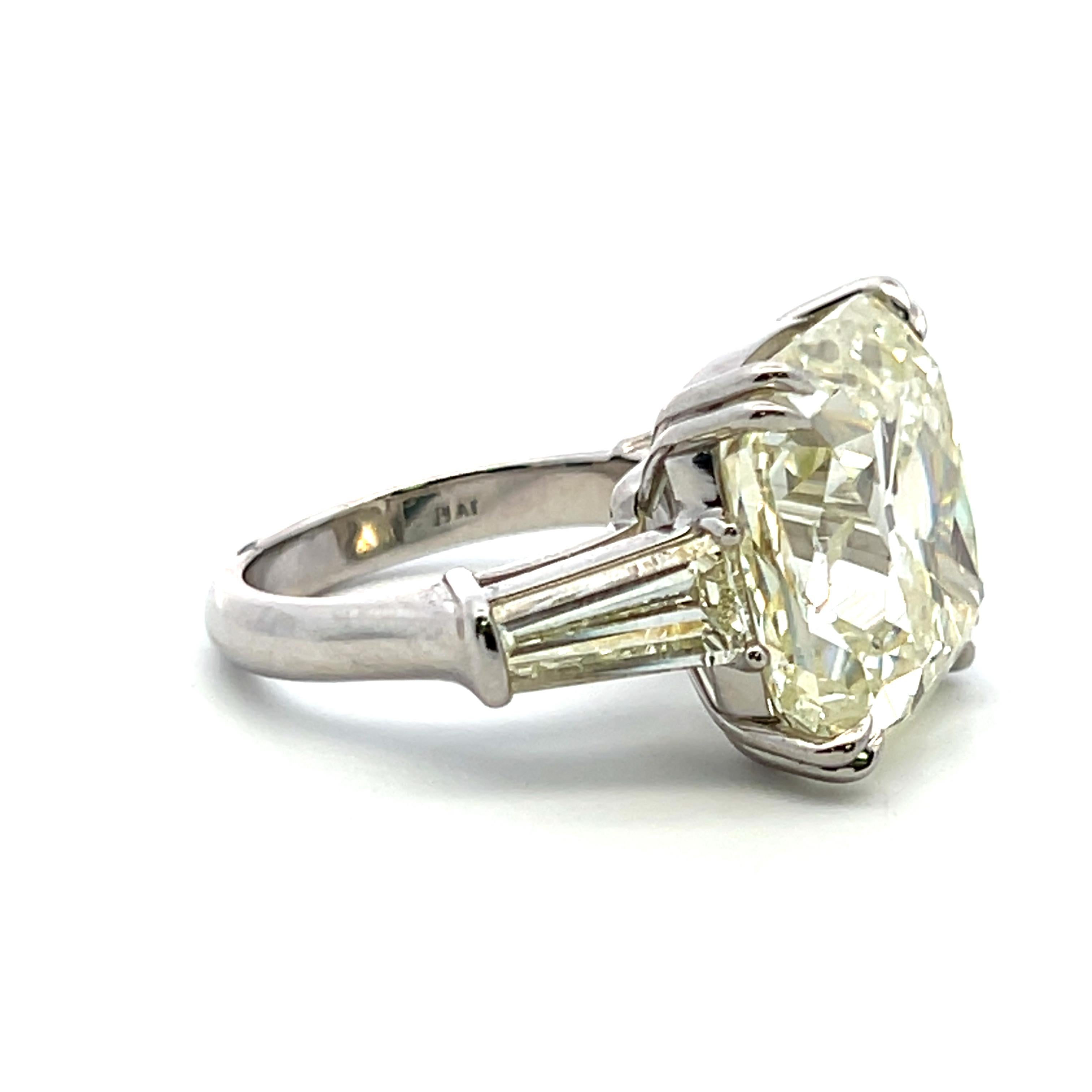 Bague de fiançailles en platine 22.41 carats Brilliante coussin et Baguette effilée en vente 11
