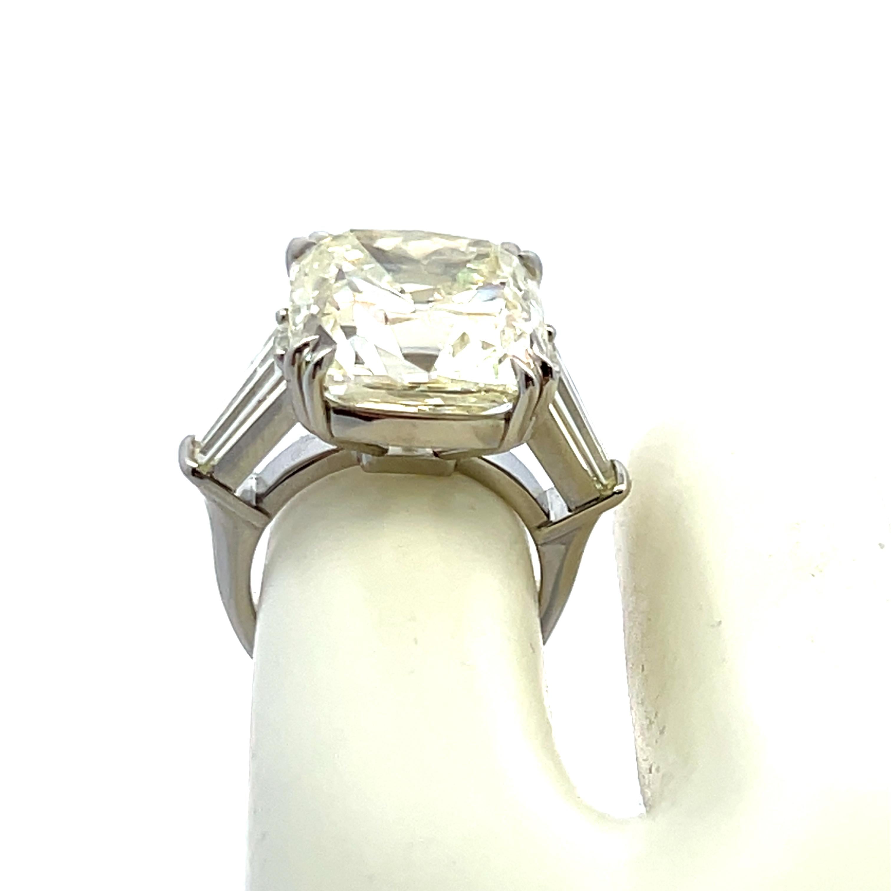 Bague de fiançailles en platine 22.41 carats Brilliante coussin et Baguette effilée en vente 12