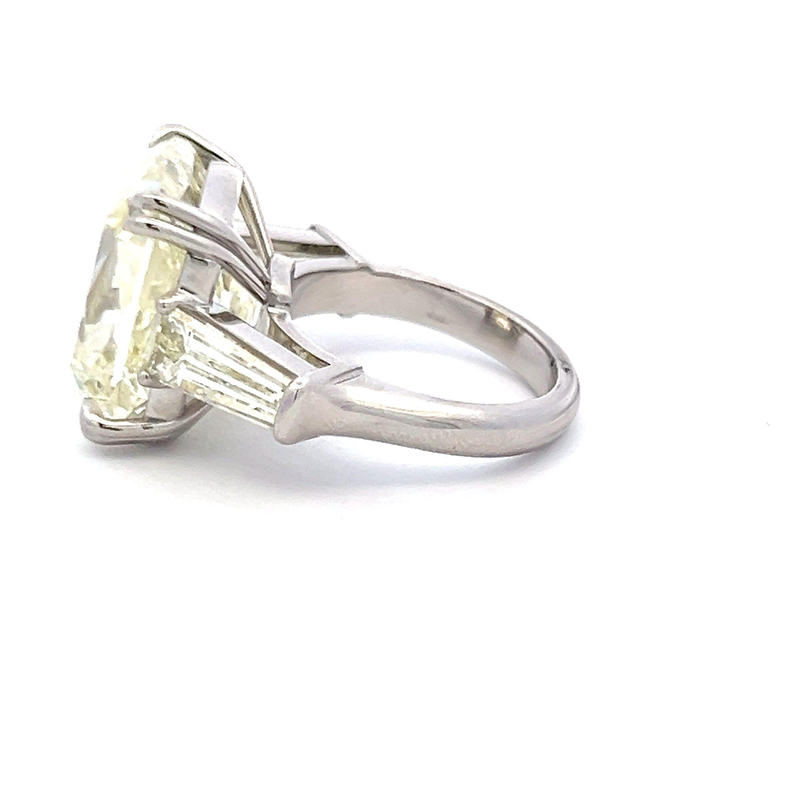 Bague de fiançailles en platine 22.41 carats Brilliante coussin et Baguette effilée en vente 13