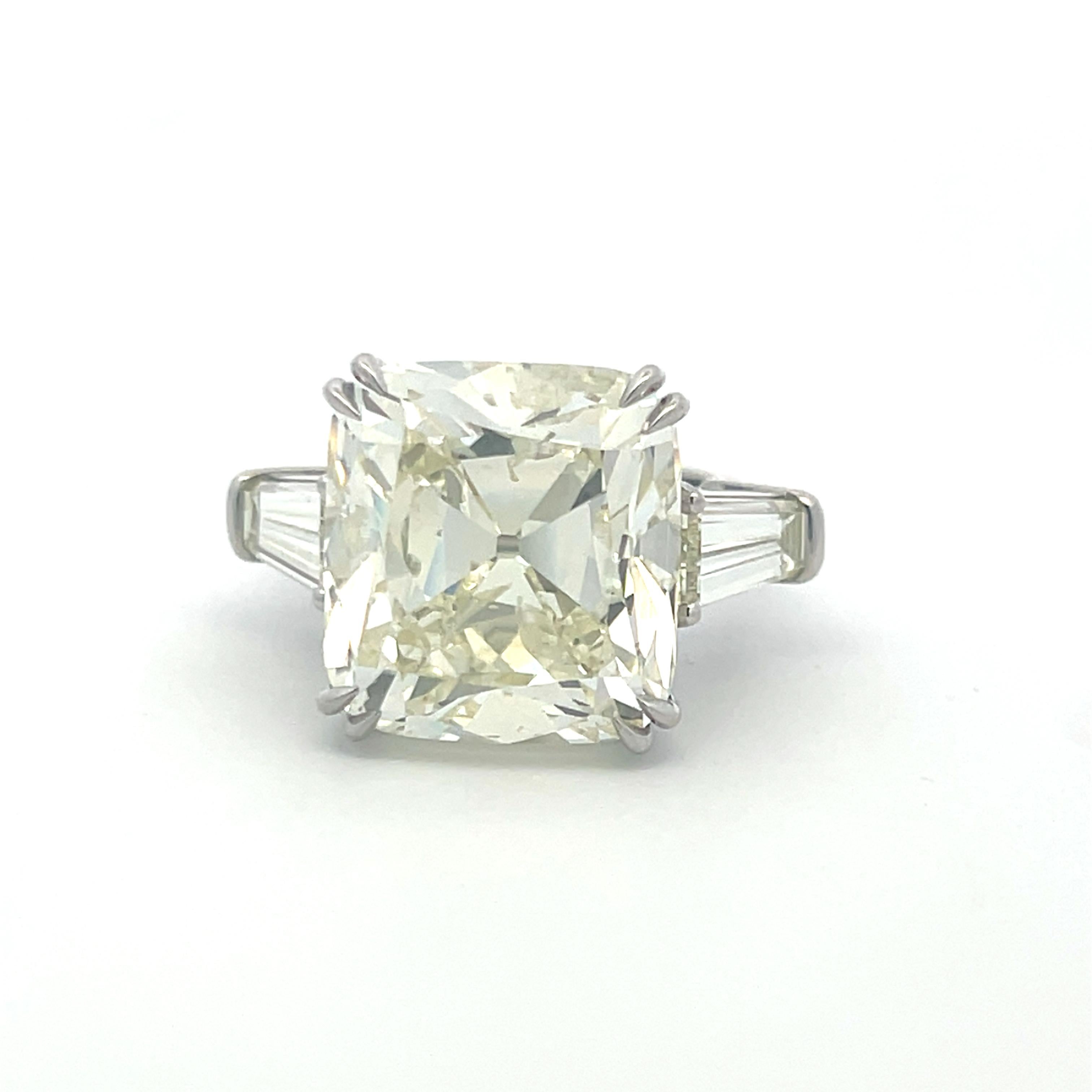 Bague de fiançailles en platine 22.41 carats Brilliante coussin et Baguette effilée en vente 1