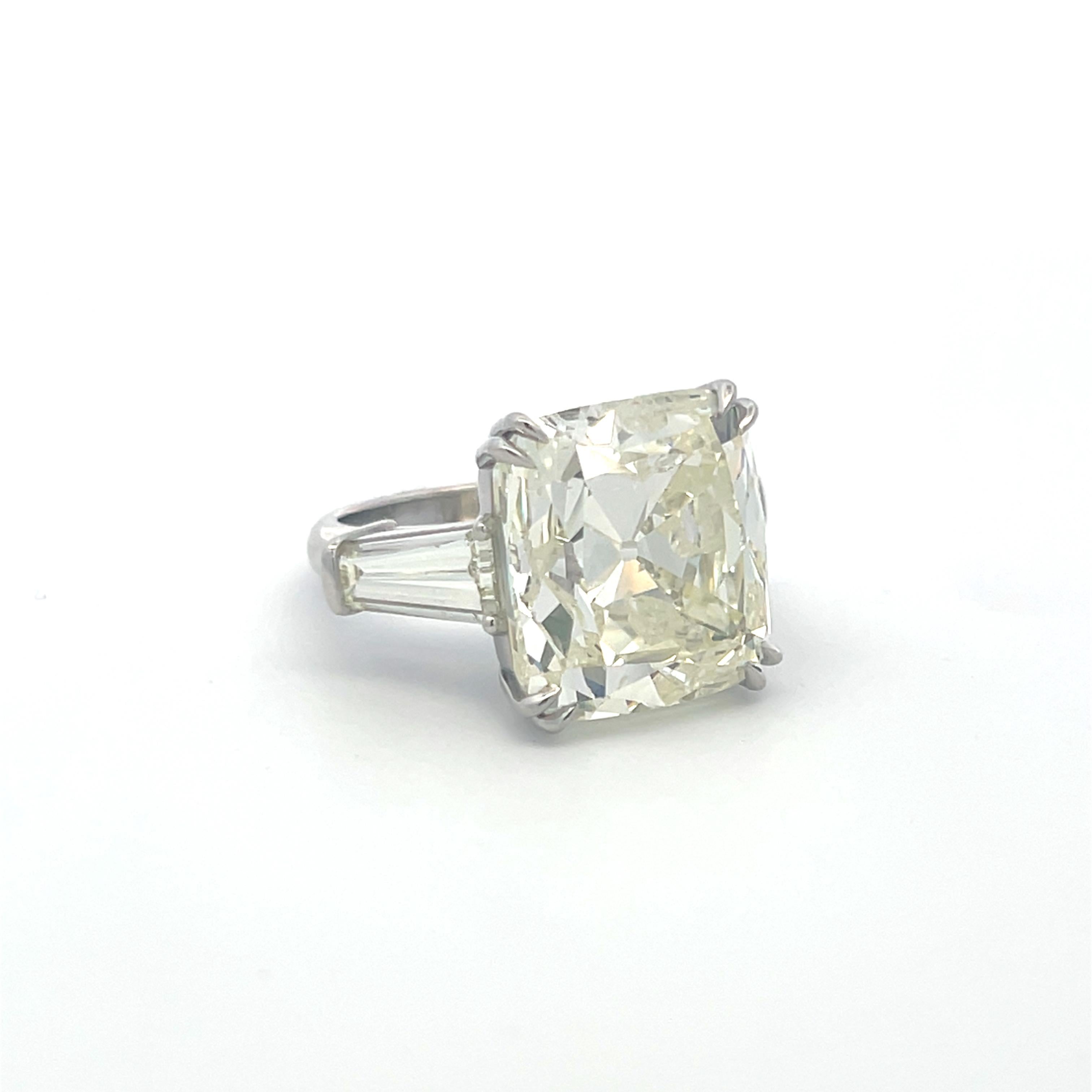 Bague de fiançailles en platine 22.41 carats Brilliante coussin et Baguette effilée en vente 3