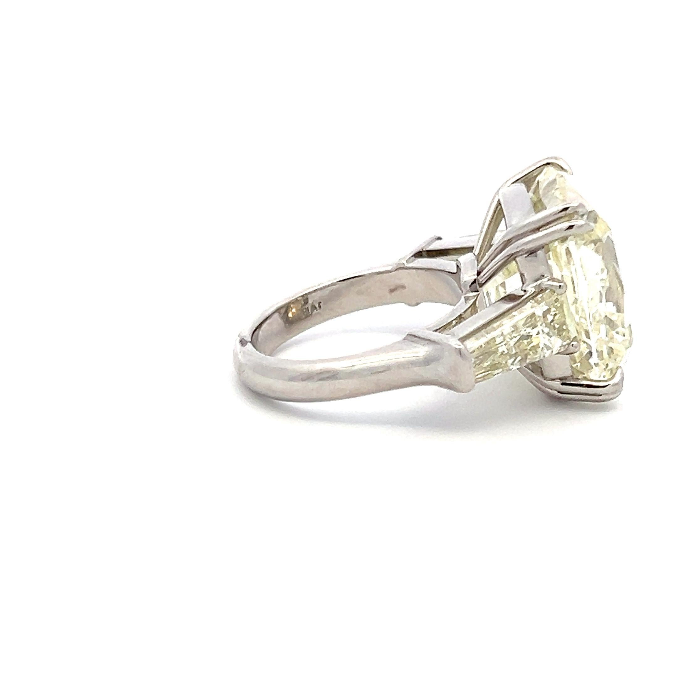 Bague de fiançailles en platine 22.41 carats Brilliante coussin et Baguette effilée en vente 4