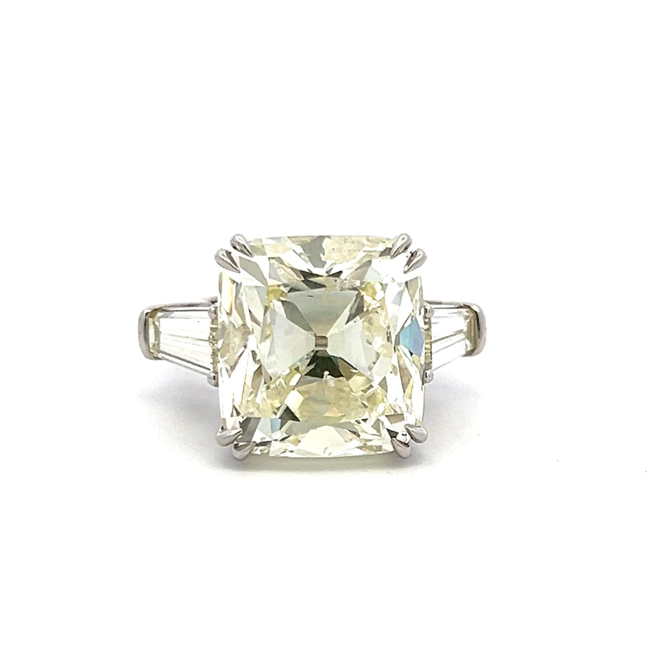 Bague de fiançailles en platine 22.41 carats Brilliante coussin et Baguette effilée en vente
