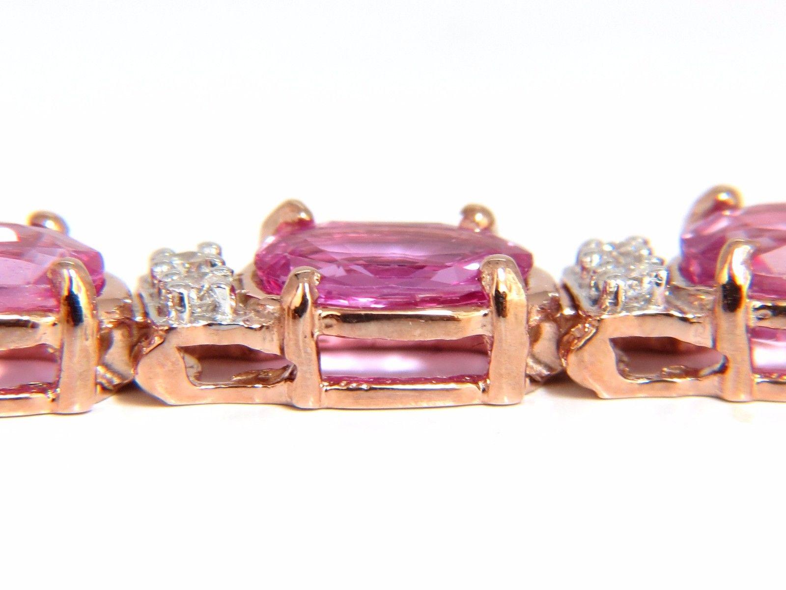 Rosa Posh.

21.74ct. Zaffiri rosa naturali

 Bracciale con diamanti da .72ct.

Tagli ovali completi, grande lucentezza.

Mediamente ciascuno: 6 X 8 mm

Limpido e trasparente.

Rosa vivaci e saturazione primaria.

Diamanti tondi taglio brillante:
