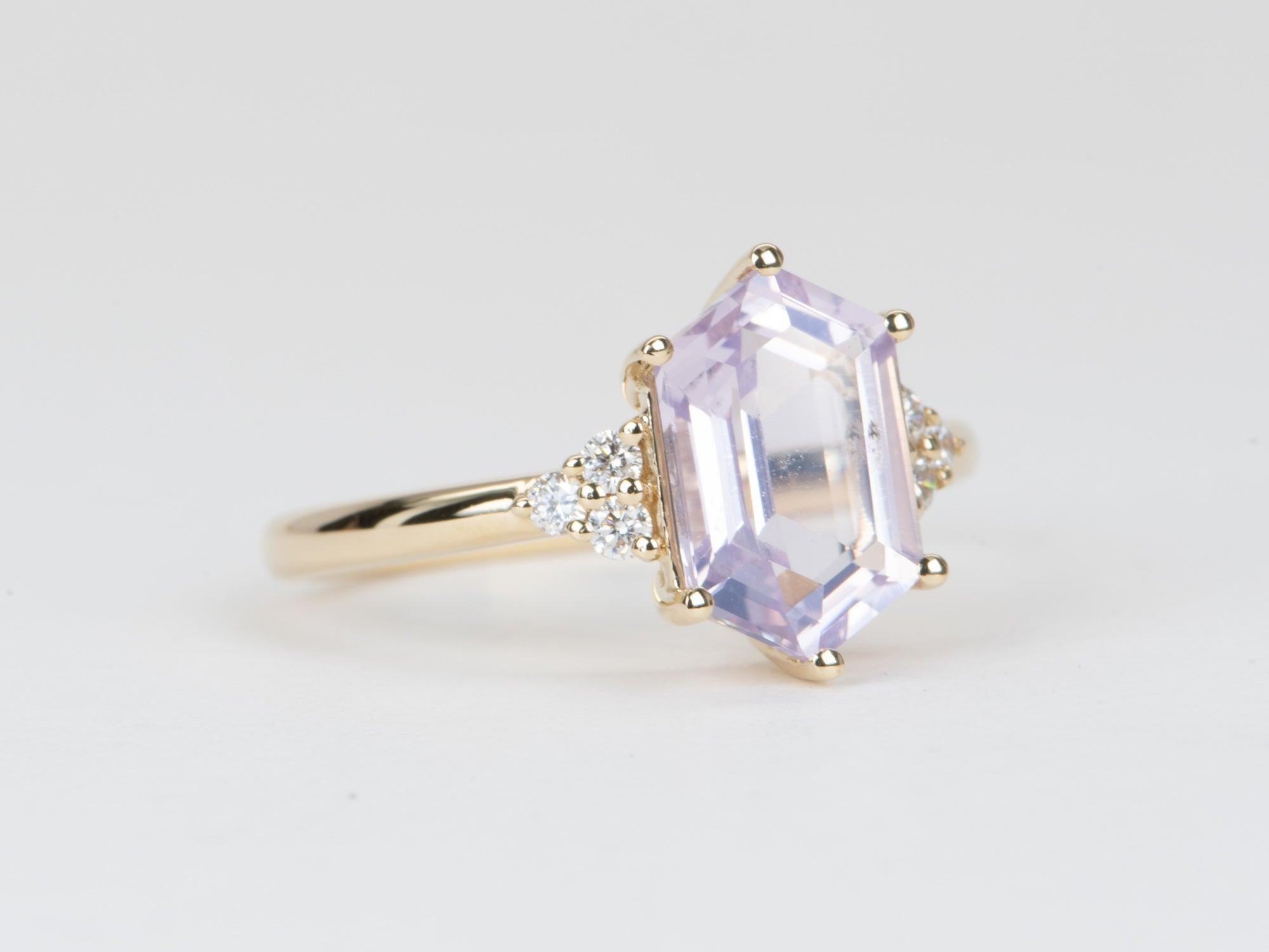 ♥ 2.24ct Lavender Quartz with Diamond Sides Engagement Ring 14K Gold R6580

♥ L'article mesure 12 mm de long (direction nord-sud), 14 mm de large (direction est-ouest) et se trouve à 6 mm du doigt.
♥ US Size 7 (Redimensionnement libre à la hausse ou