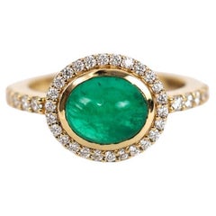 Bague de fiançailles en or jaune 18 carats, émeraude cabochon ovale de 2,24 ct et halo de diamants