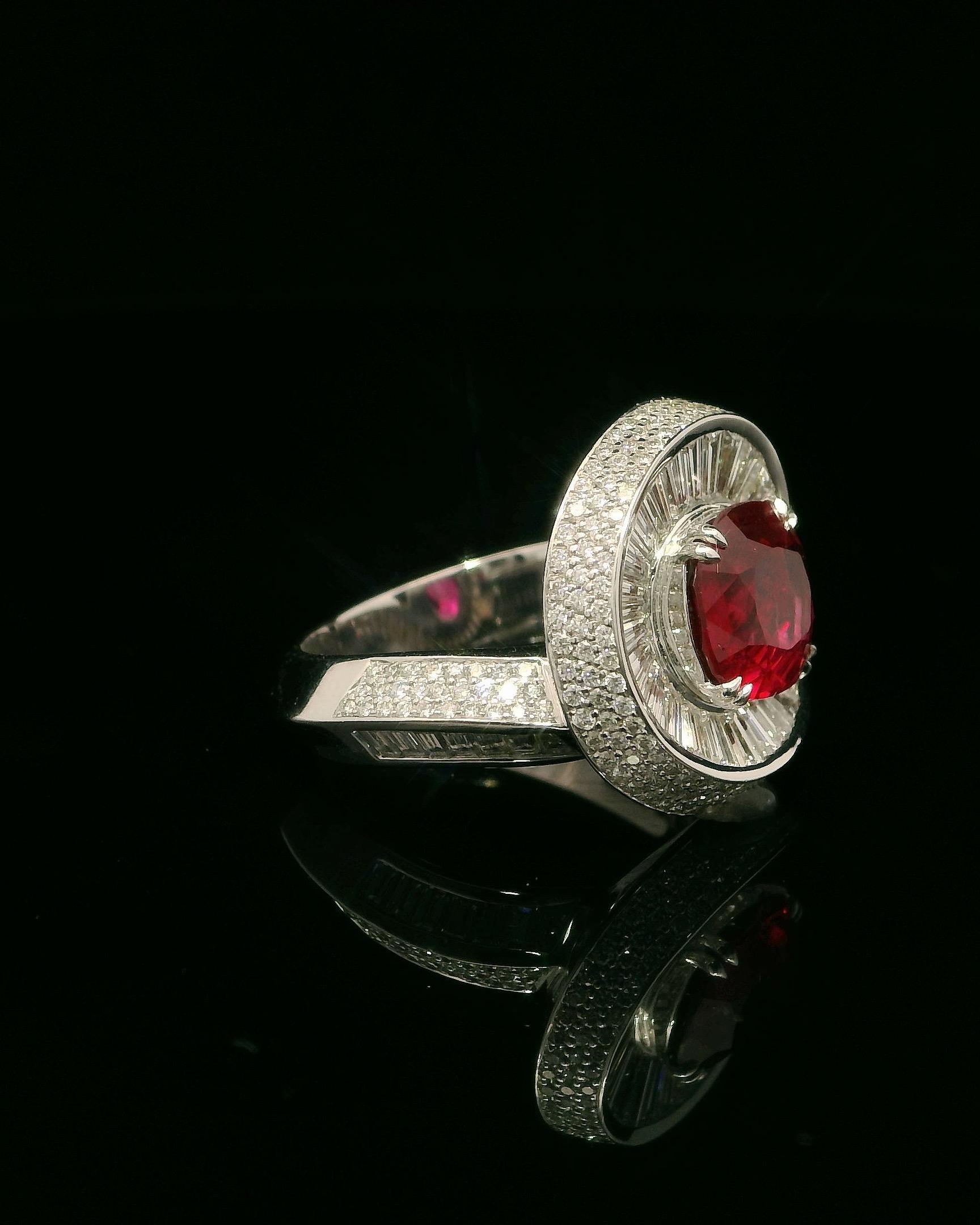 Anello Cocktail di Rubino Sangue di Piccione da 2,24 carati con 2,15 carati di Diamanti Baguette e Rotondi in vendita 4