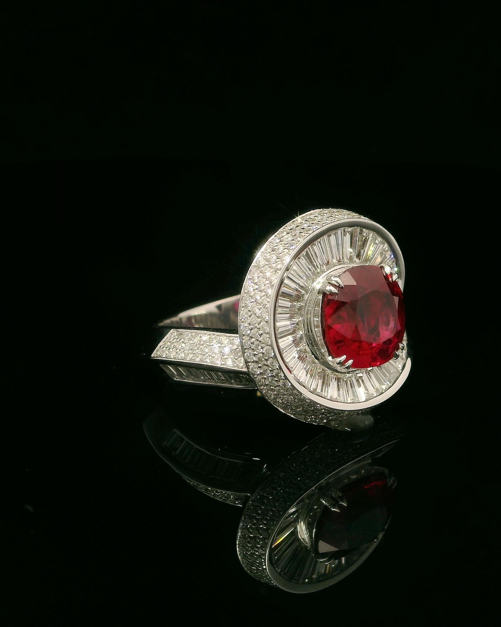 Anello Cocktail di Rubino Sangue di Piccione da 2,24 carati con 2,15 carati di Diamanti Baguette e Rotondi in vendita 5