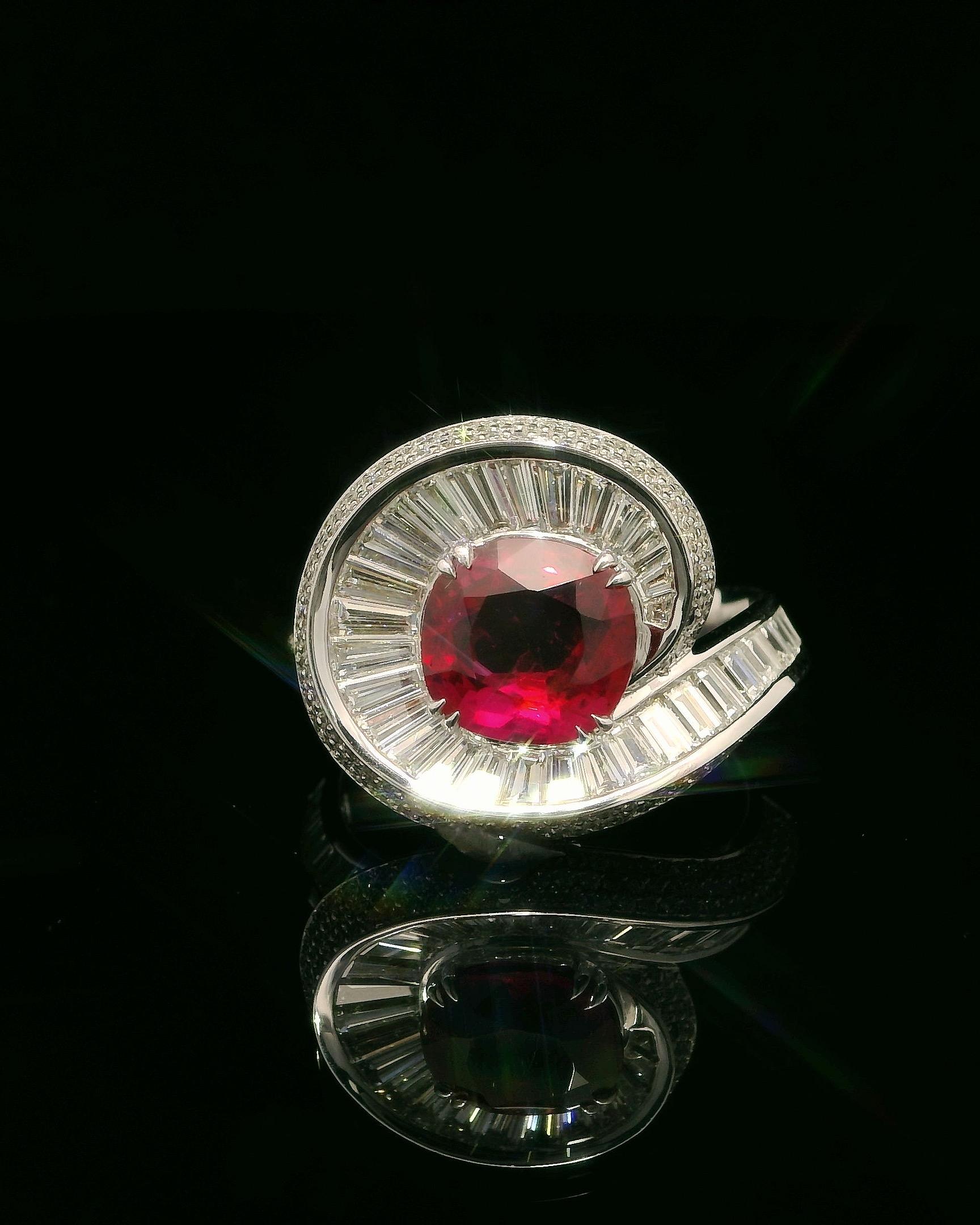 Un'accattivante dichiarazione di eleganza e rarità, questo squisito anello da cocktail è incentrato su un rubino Pigeon Blood da 2,24 carati, celebrato per la sua tonalità rossa vivida e satura, a lungo considerata l'apice del colore del rubino. Il
