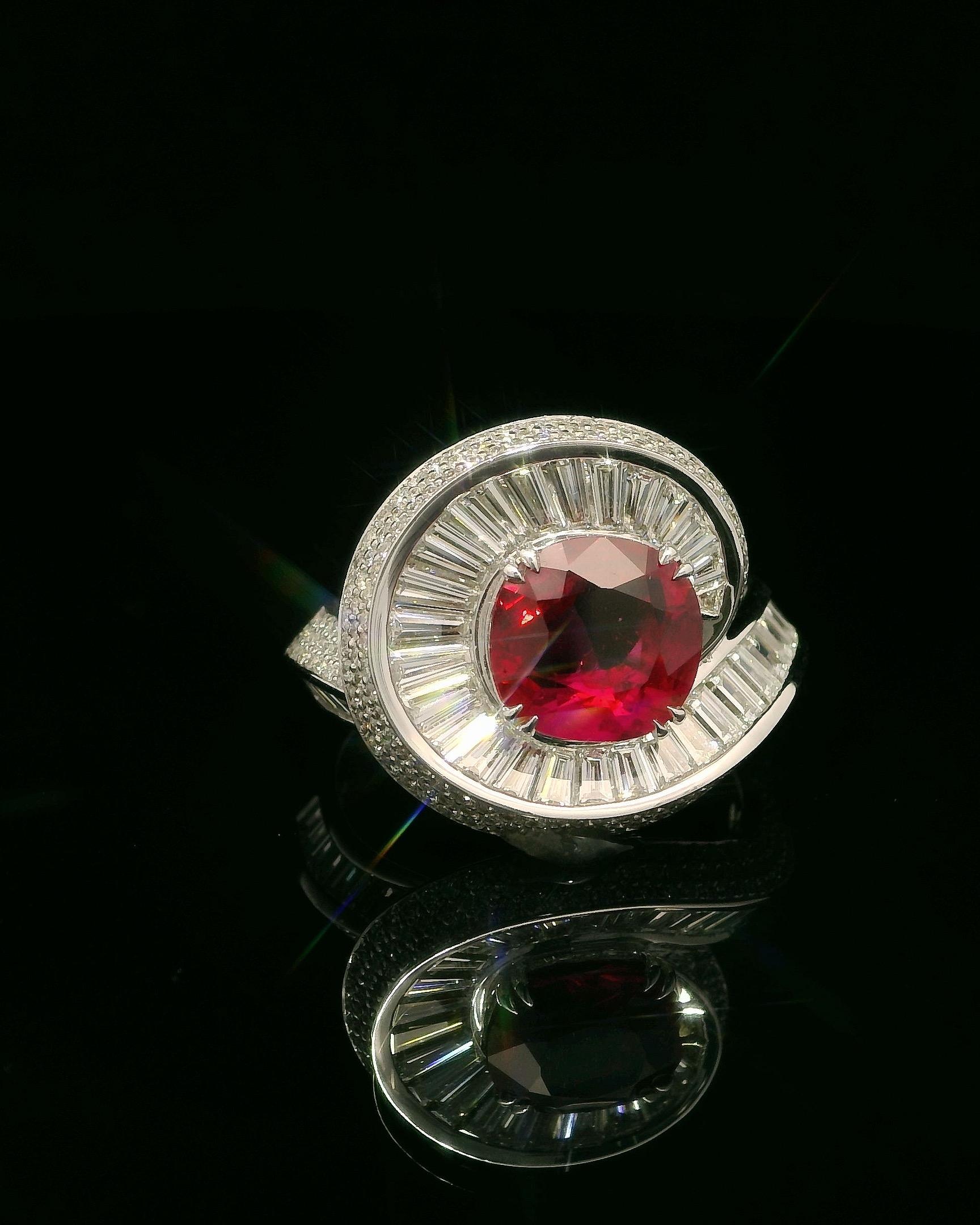 Art Déco Anello Cocktail di Rubino Sangue di Piccione da 2,24 carati con 2,15 carati di Diamanti Baguette e Rotondi in vendita