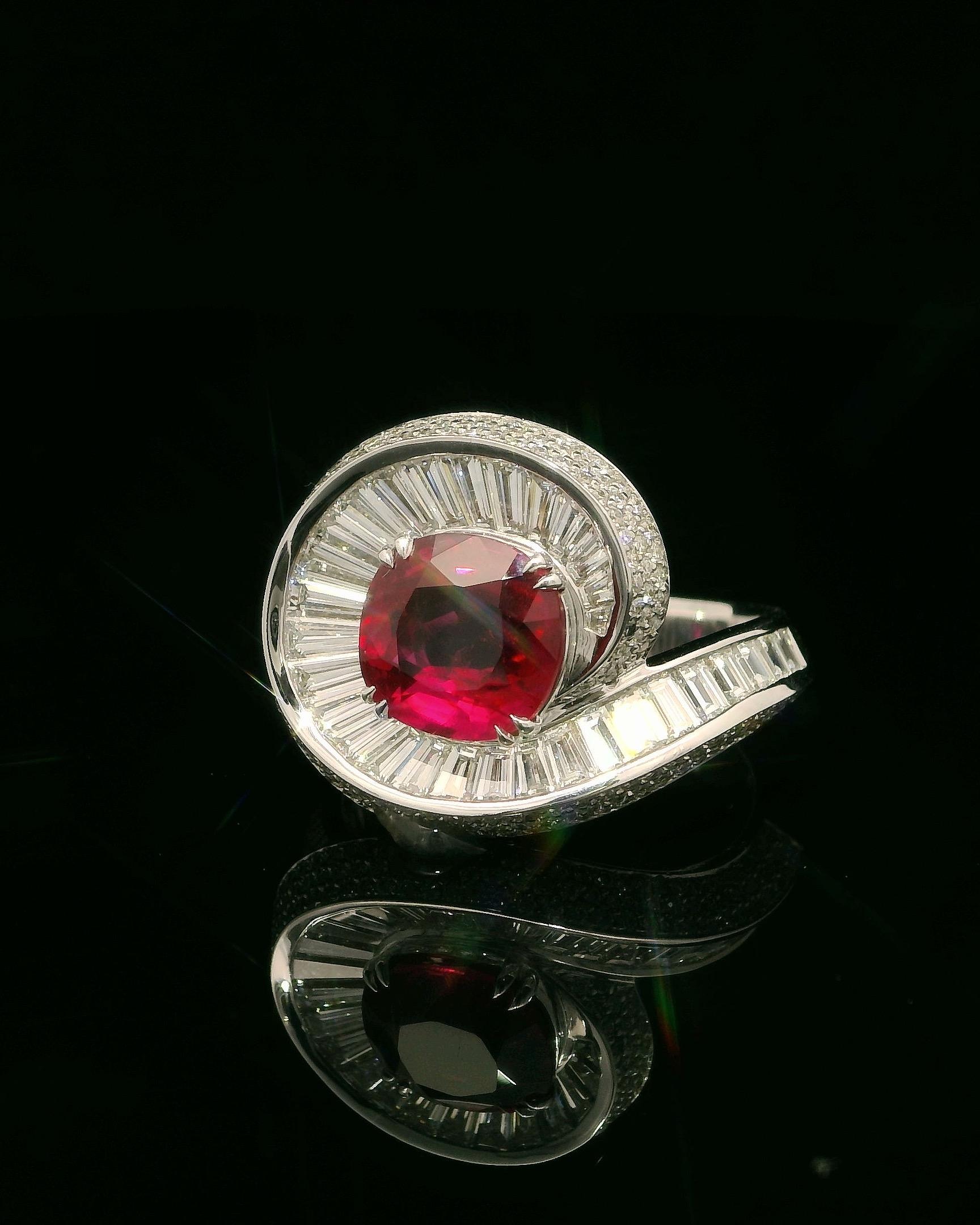 Taglio cuscino Anello Cocktail di Rubino Sangue di Piccione da 2,24 carati con 2,15 carati di Diamanti Baguette e Rotondi in vendita
