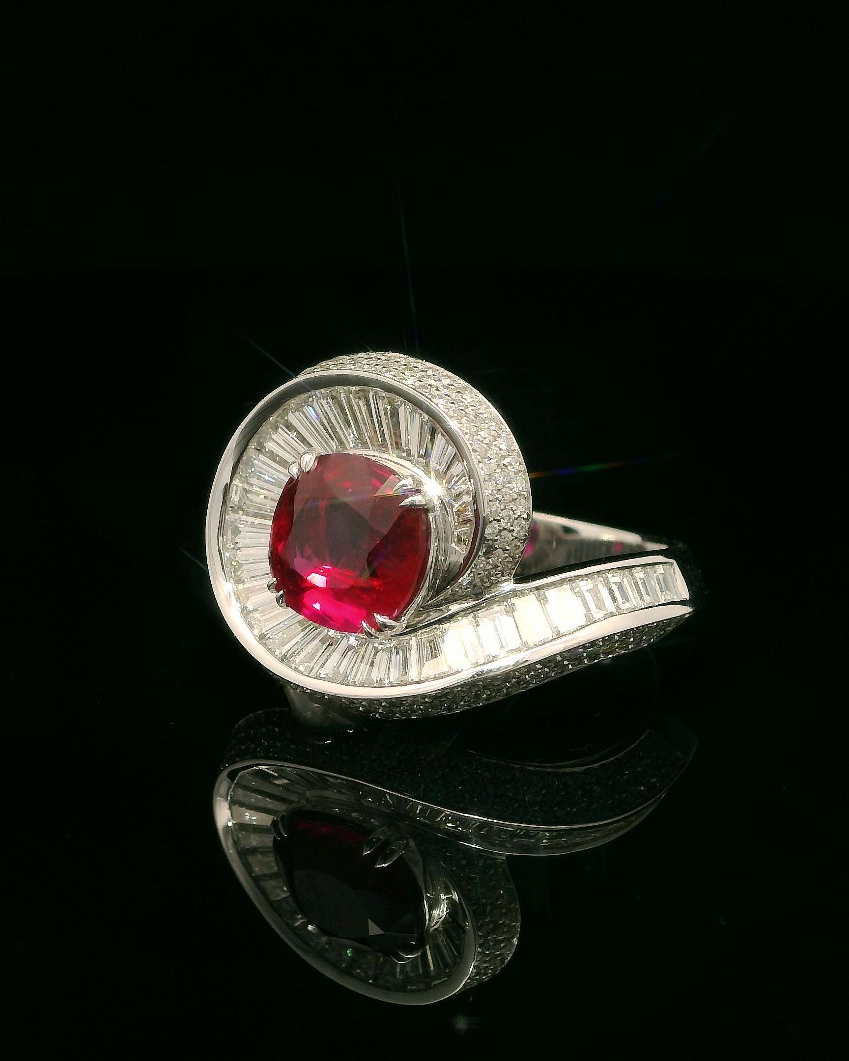 Anello Cocktail di Rubino Sangue di Piccione da 2,24 carati con 2,15 carati di Diamanti Baguette e Rotondi In condizioni Nuovo in vendita a Ramat Gan, IL