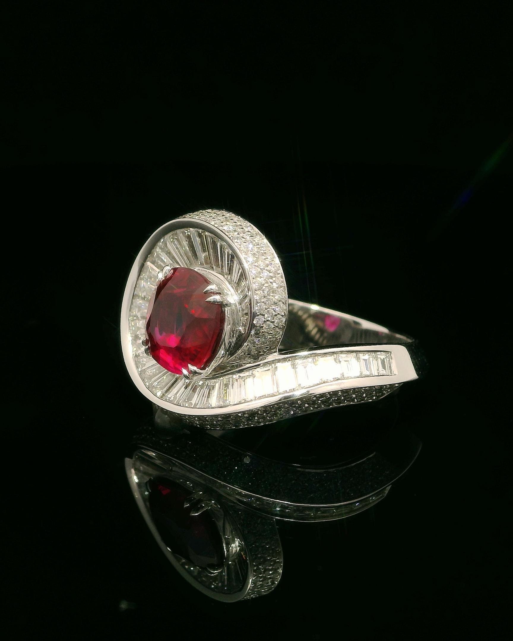 da uomo o donna Anello Cocktail di Rubino Sangue di Piccione da 2,24 carati con 2,15 carati di Diamanti Baguette e Rotondi in vendita