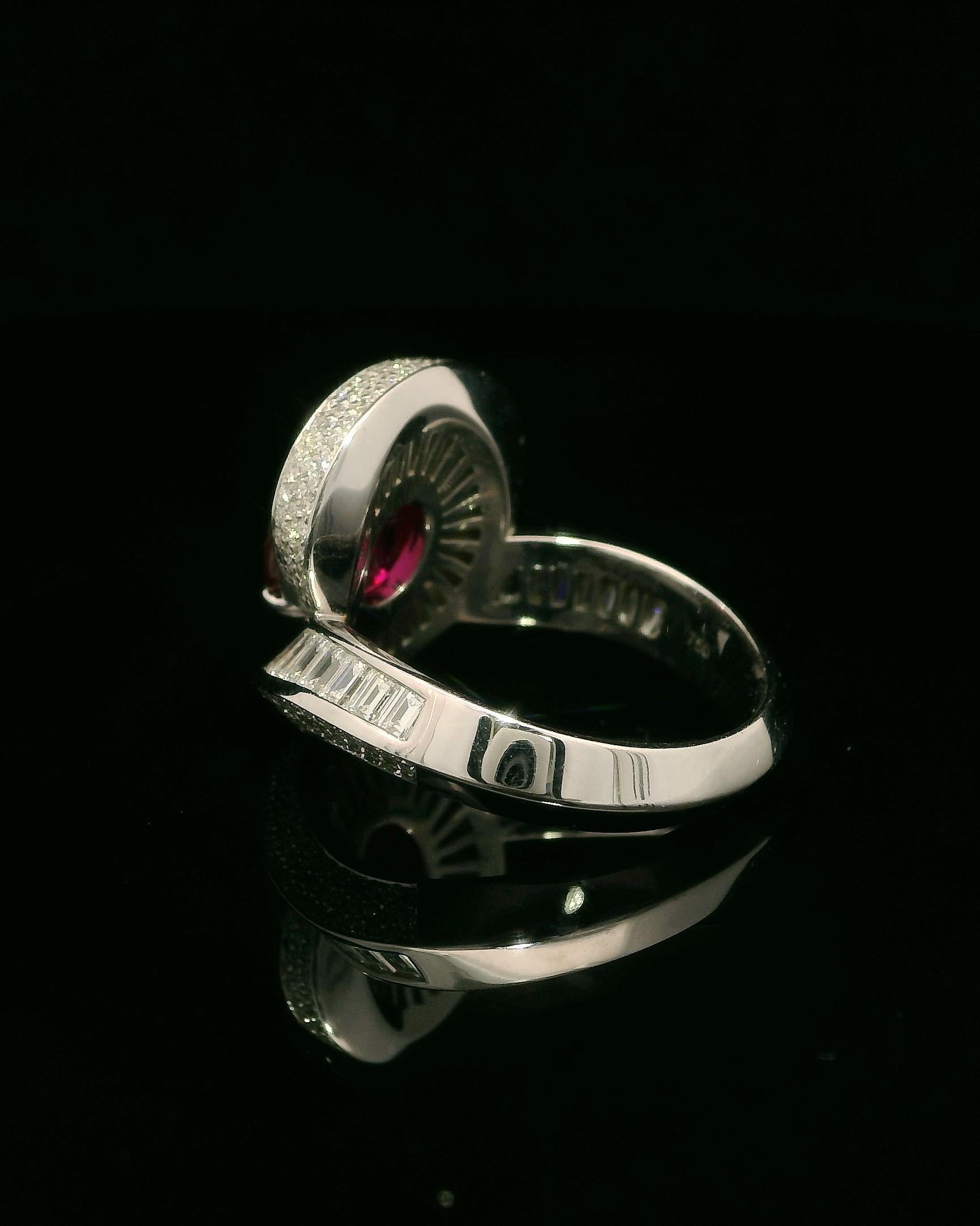 Anello Cocktail di Rubino Sangue di Piccione da 2,24 carati con 2,15 carati di Diamanti Baguette e Rotondi in vendita 1