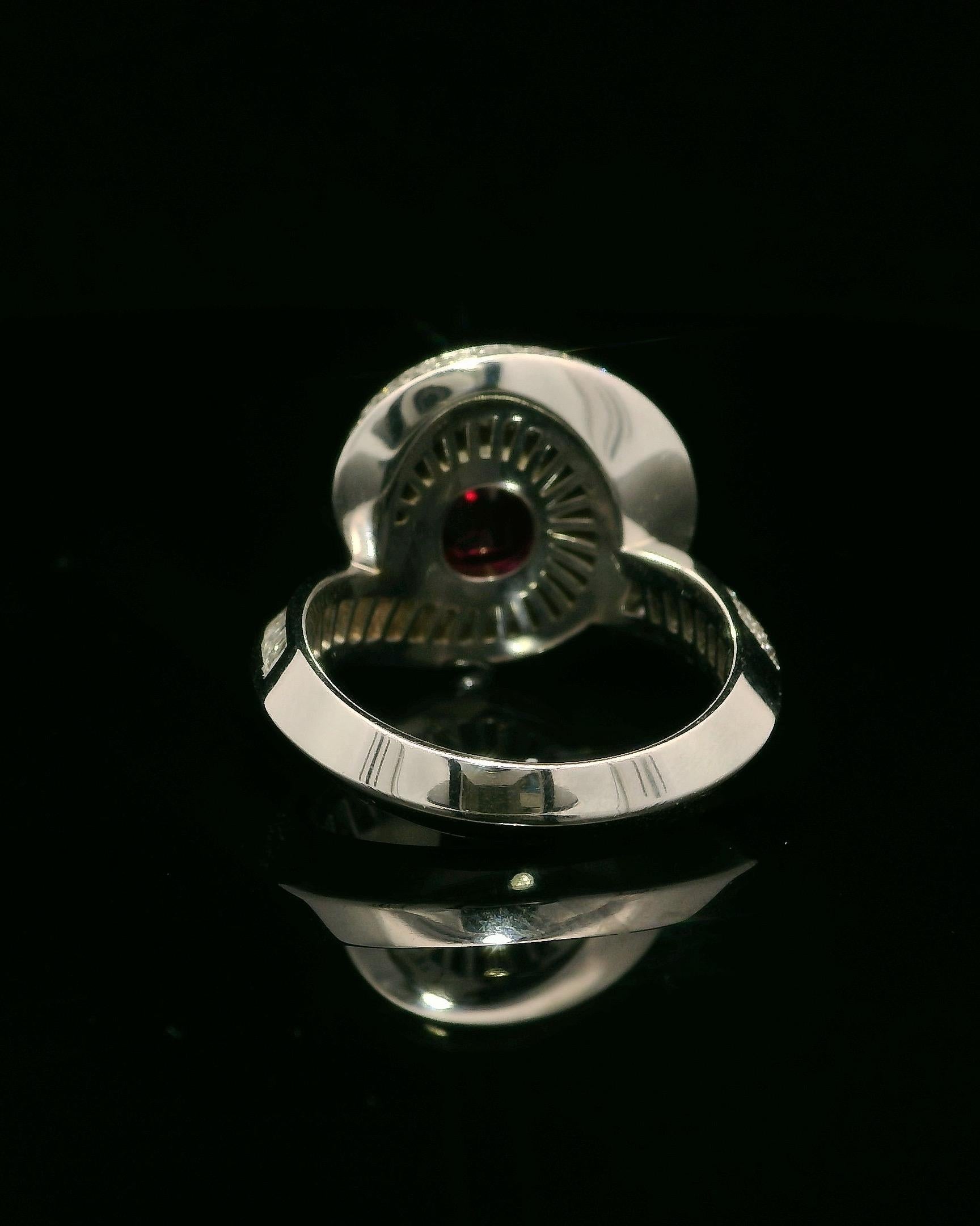 Anello Cocktail di Rubino Sangue di Piccione da 2,24 carati con 2,15 carati di Diamanti Baguette e Rotondi in vendita 2