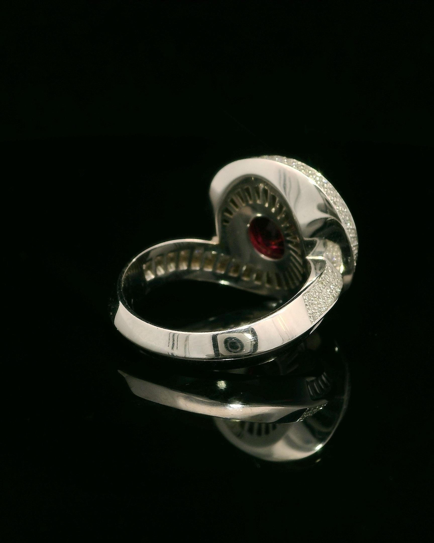 Anello Cocktail di Rubino Sangue di Piccione da 2,24 carati con 2,15 carati di Diamanti Baguette e Rotondi in vendita 3