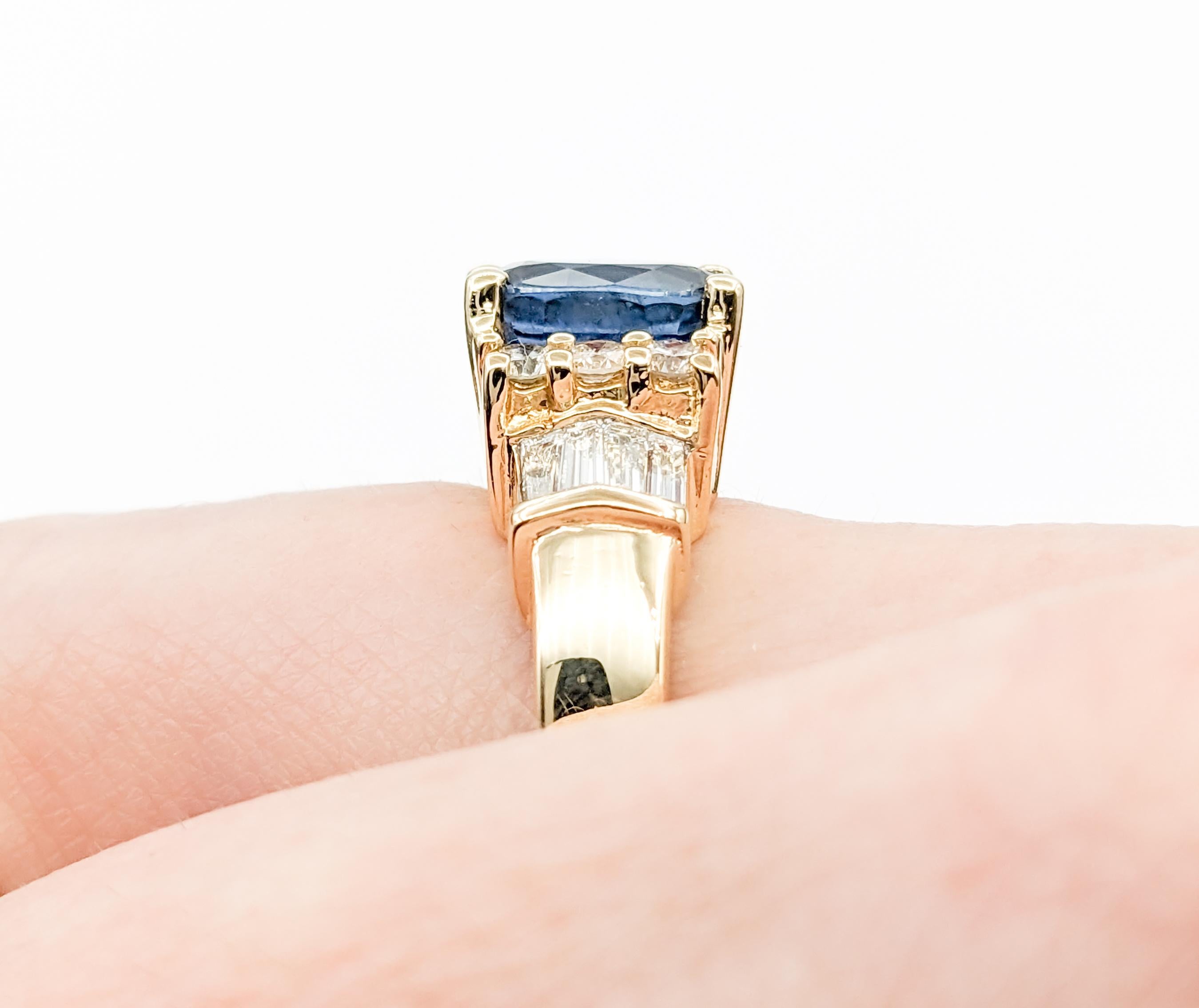 Contemporary 2.24ct Sapphire Ring With Diamonds In 18kt Yellow Gold For Sale