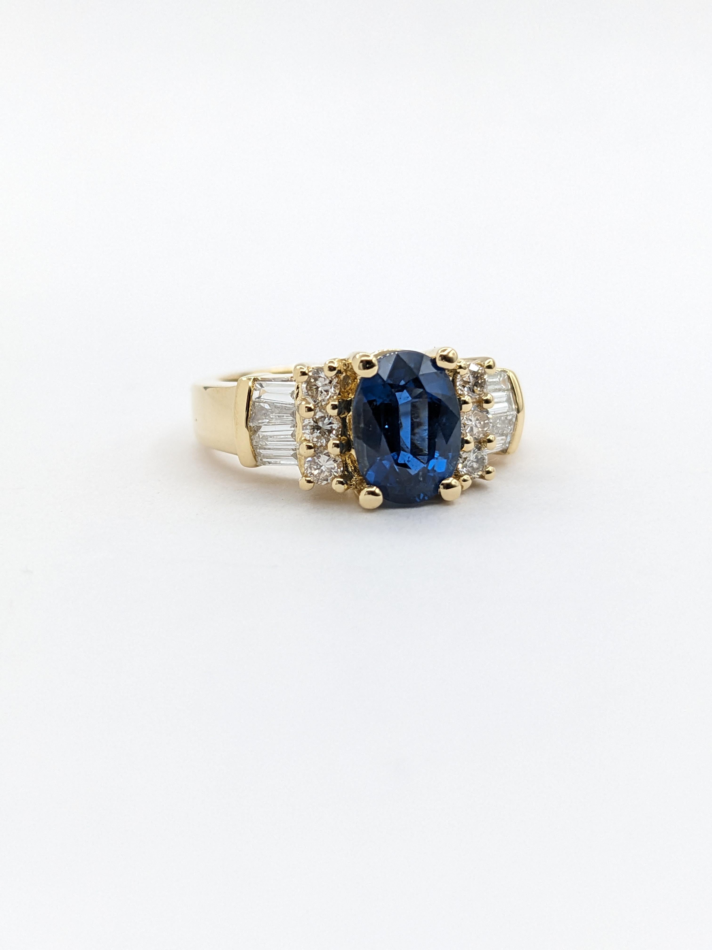 Women's 2.24ct Sapphire Ring With Diamonds In 18kt Yellow Gold For Sale