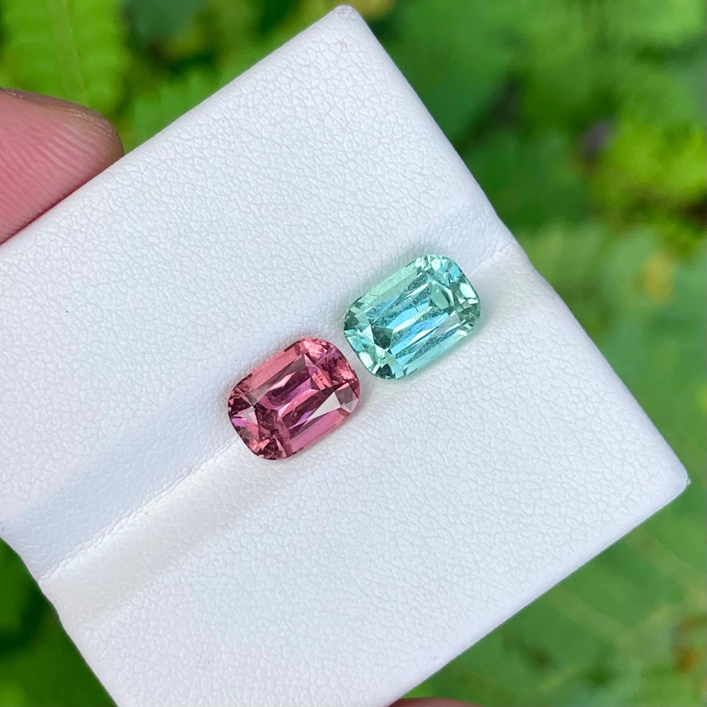 Edelsteintyp Natürlicher Turmalin Paar
Meeresschaum 2,75 Karat
Abmessungen 9,37 x 6,49 x 5,61 mm
Rosa	2,20 Karat
Abmessungen 9,20 x 6,50 x 5,00 mm
Klarheit VVS (sehr, sehr leicht eingeschlossen)
Form Kissen
Schnittstufenkissen
Ortschaft