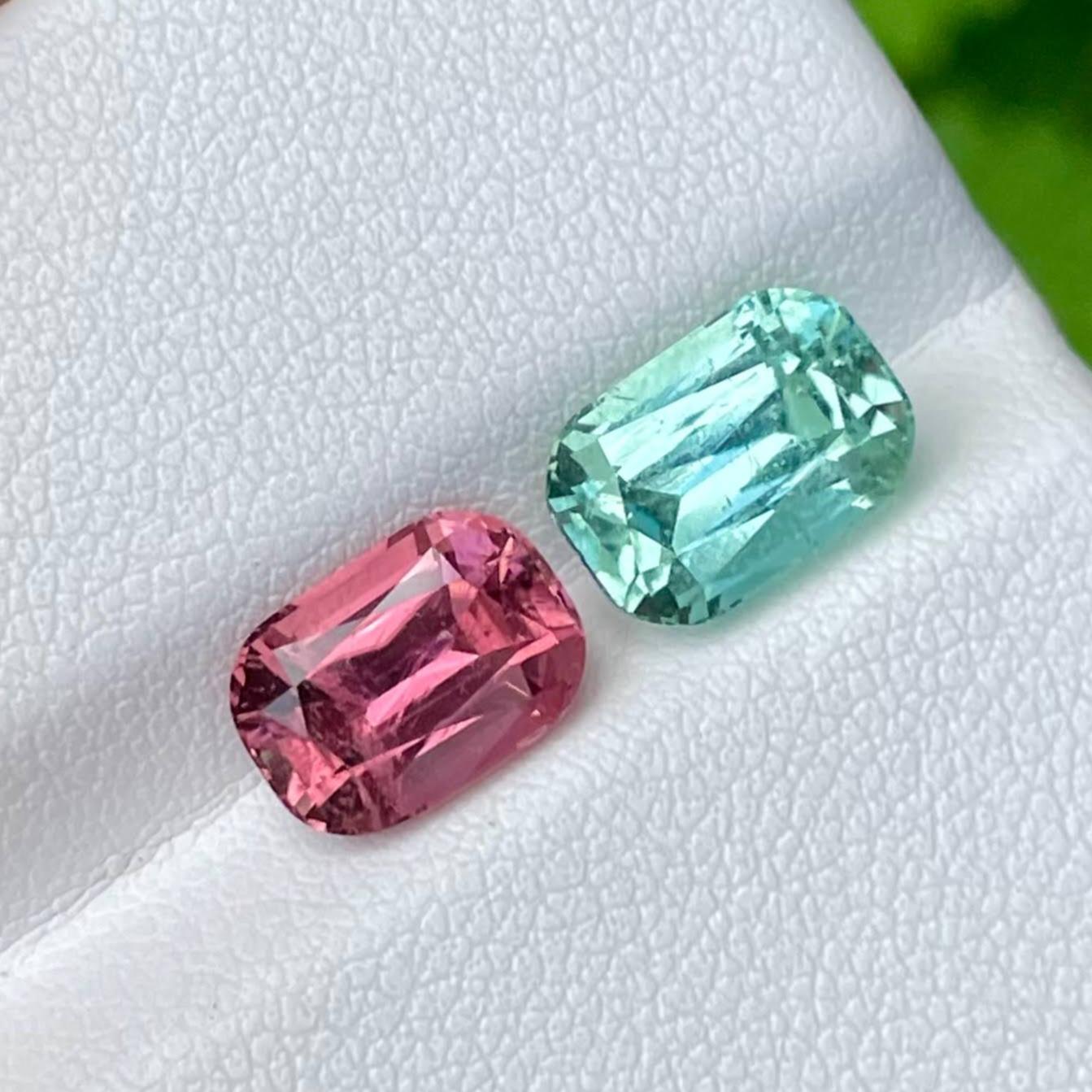 2,25 und 2,75 Karat Umgekehrte Farbe Natürlicher Turmalin Paar Afghanische Edelsteine (Kissenschliff) im Angebot