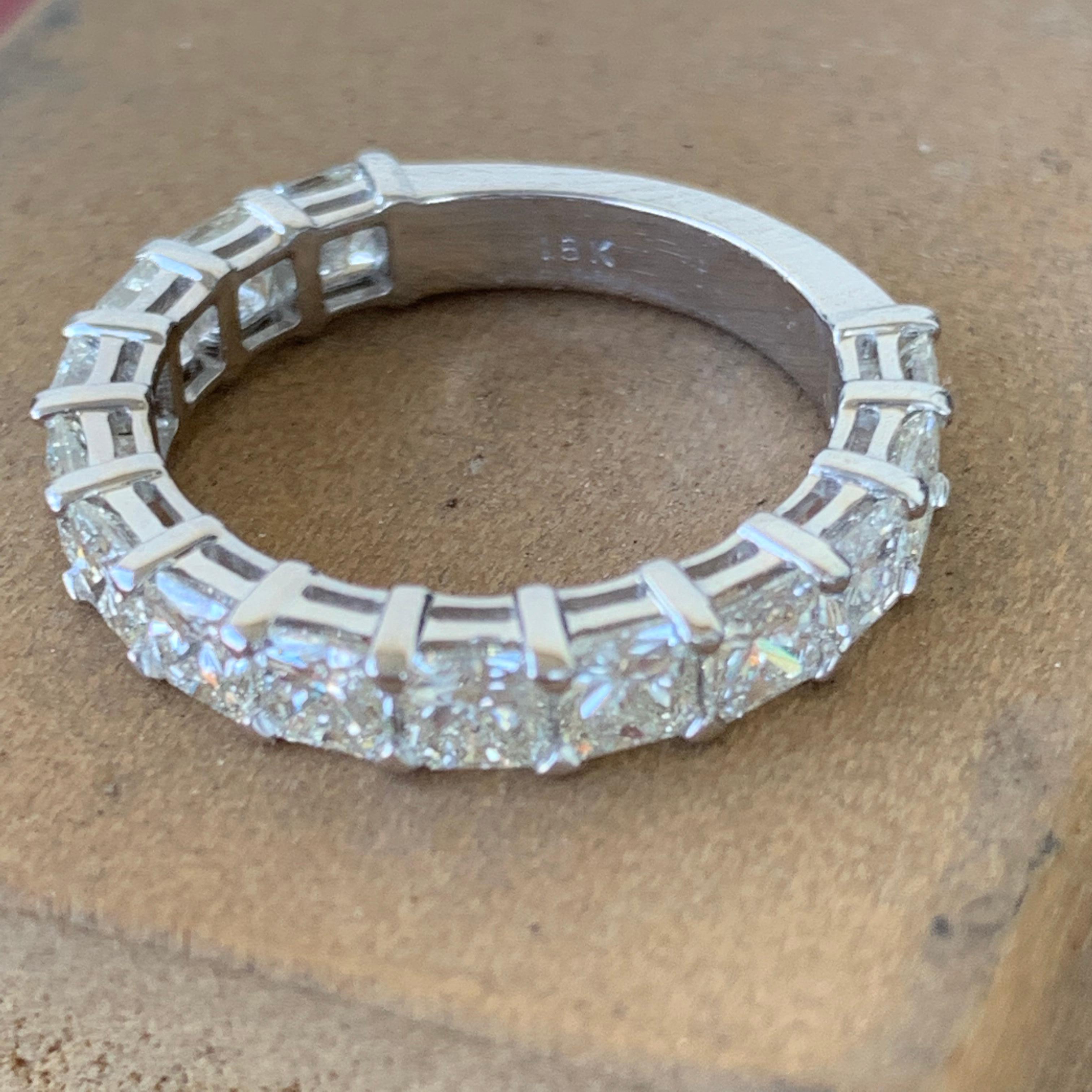 2.25 Carat Approximate Radiant Diamond Eternity Ring or Wedding Band, Ben Dannie (Moderne) im Angebot