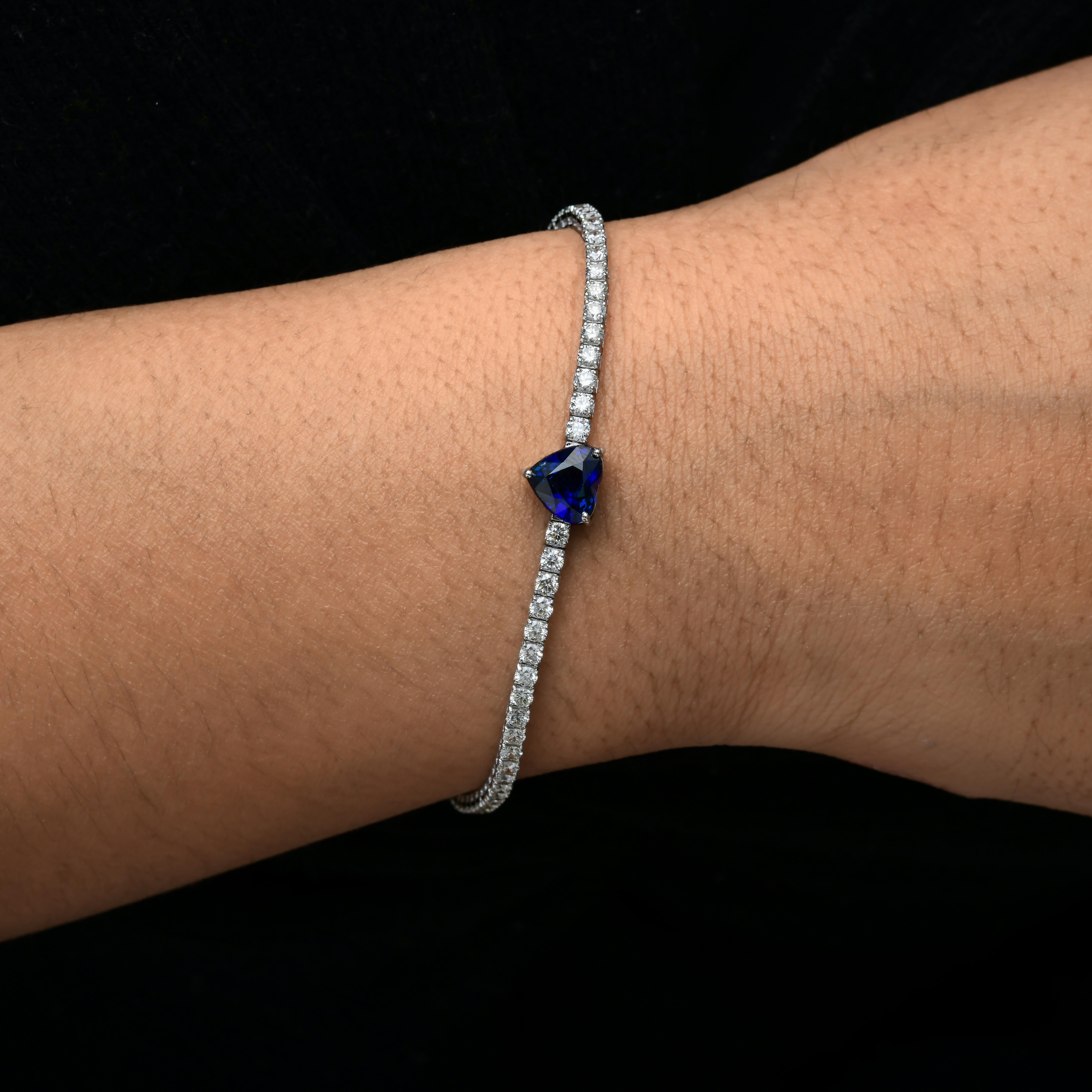 Modern 2.25 Carat Blue Sapphire 3.18 Carat SI/H Diamond 18 Karat White Gold Jewelry For Sale
