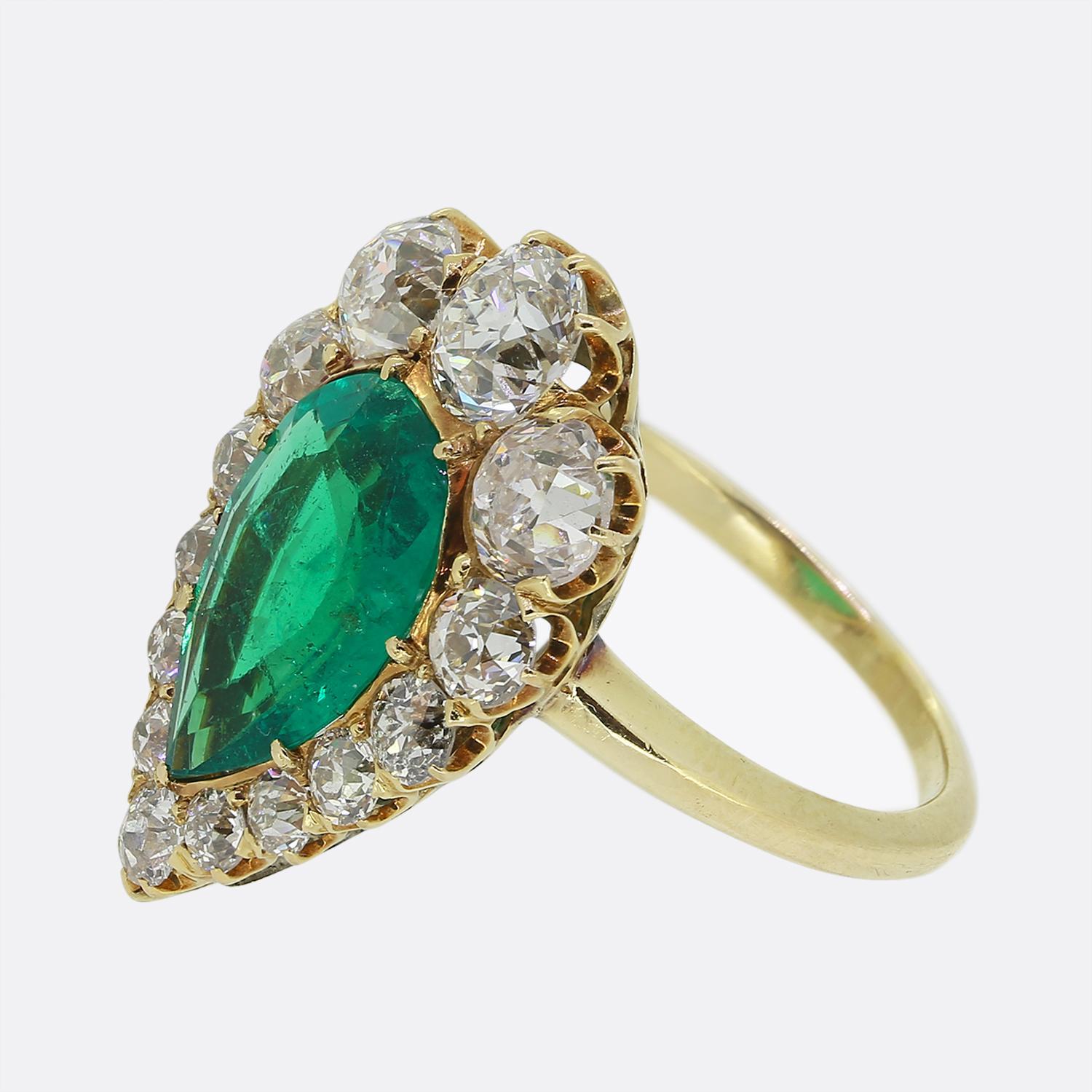 Hier haben wir einen sensationellen Smaragd- und Diamant-Cluster-Ring. Dieses massive Stück wurde aus warmem 18-karätigem Gelbgold gefertigt und besticht durch einen 2,25-karätigen Smaragd im Birnenschliff in der Mitte der Vorderseite. Der kühne
