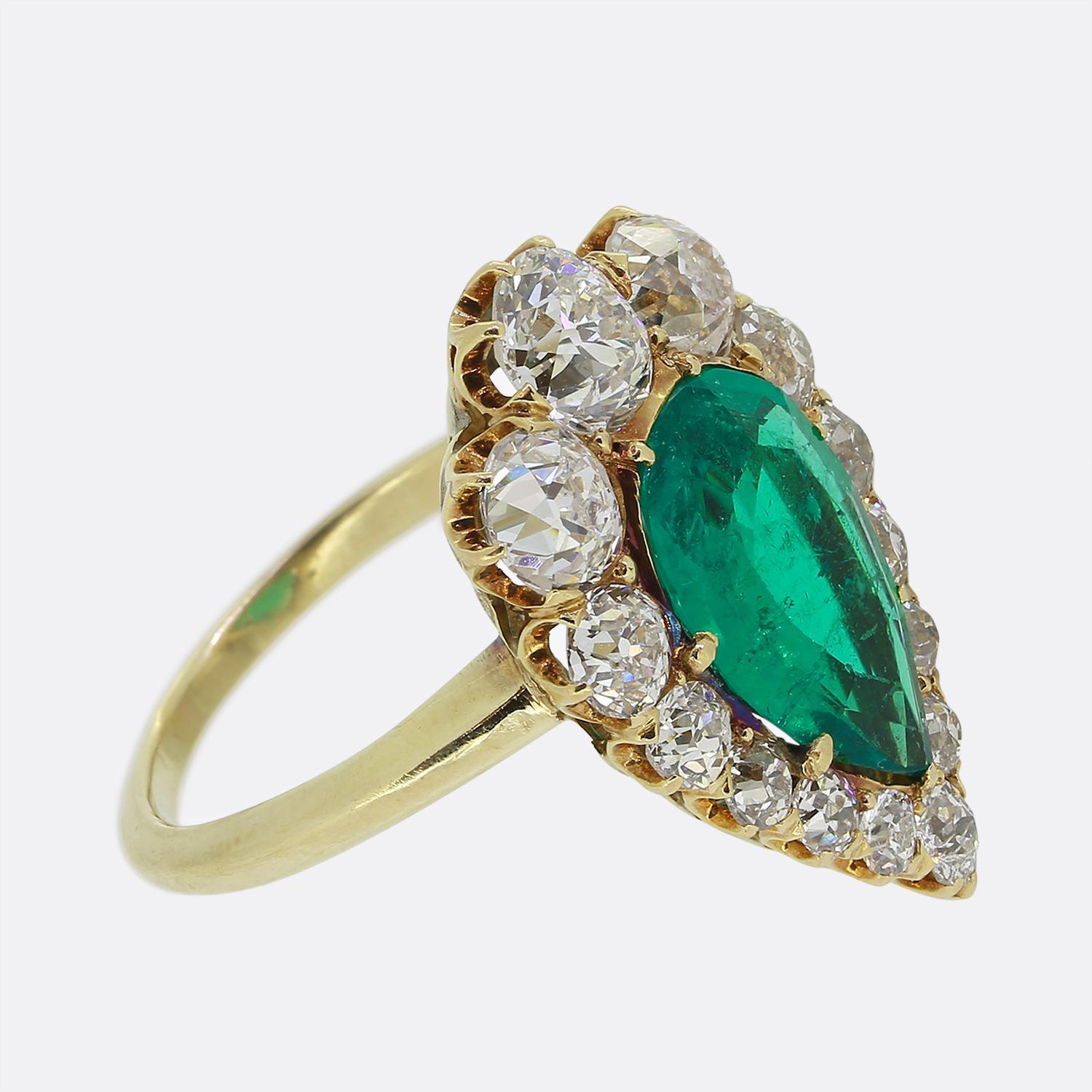 2.25 Karat kolumbianischer Smaragd- und Diamant-Cluster-Ring (Tropfenschliff) im Angebot