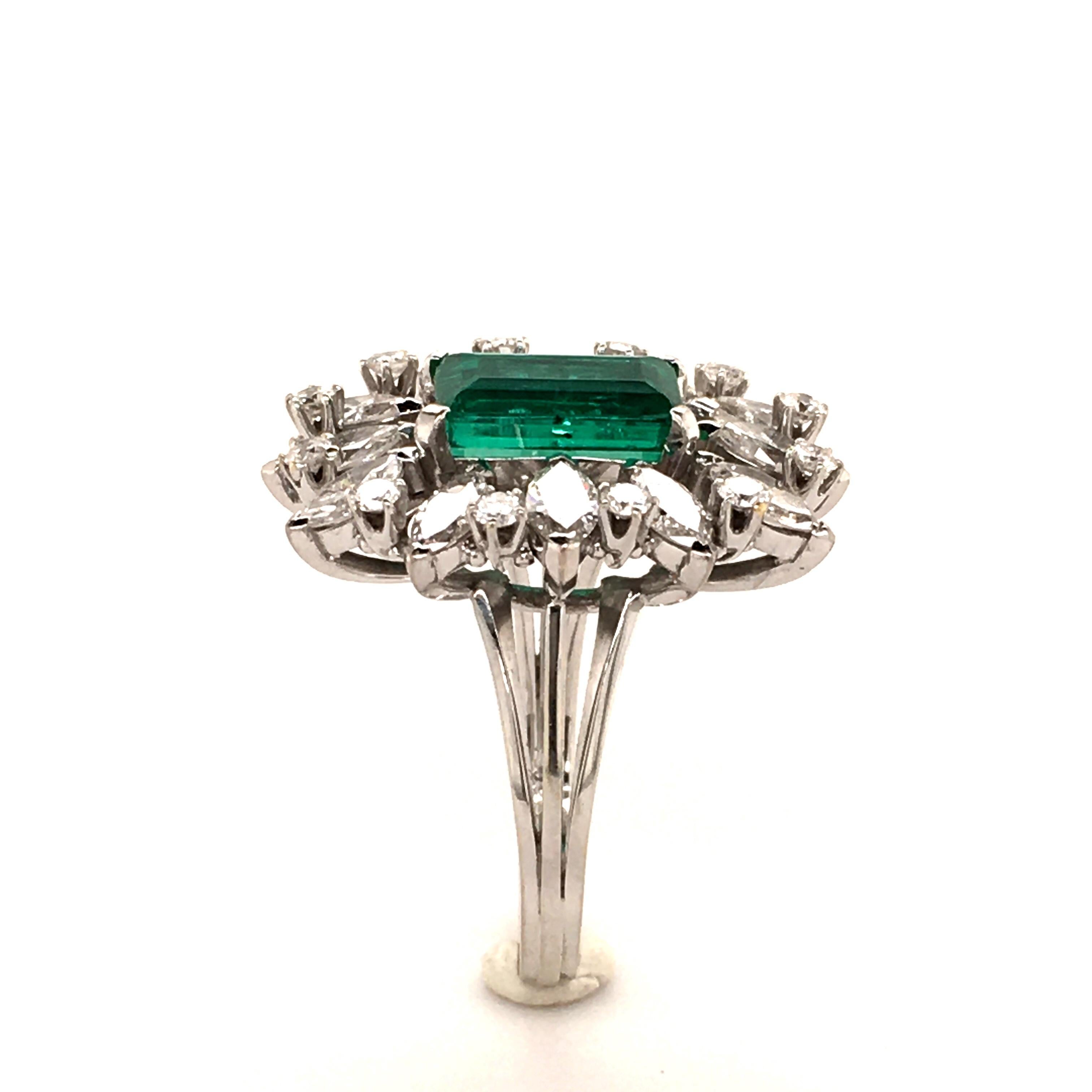 2.25 Carat Colombian Emerald and Diamond Ring in 18 Karat White Gold In Good Condition In Lucerne, CH