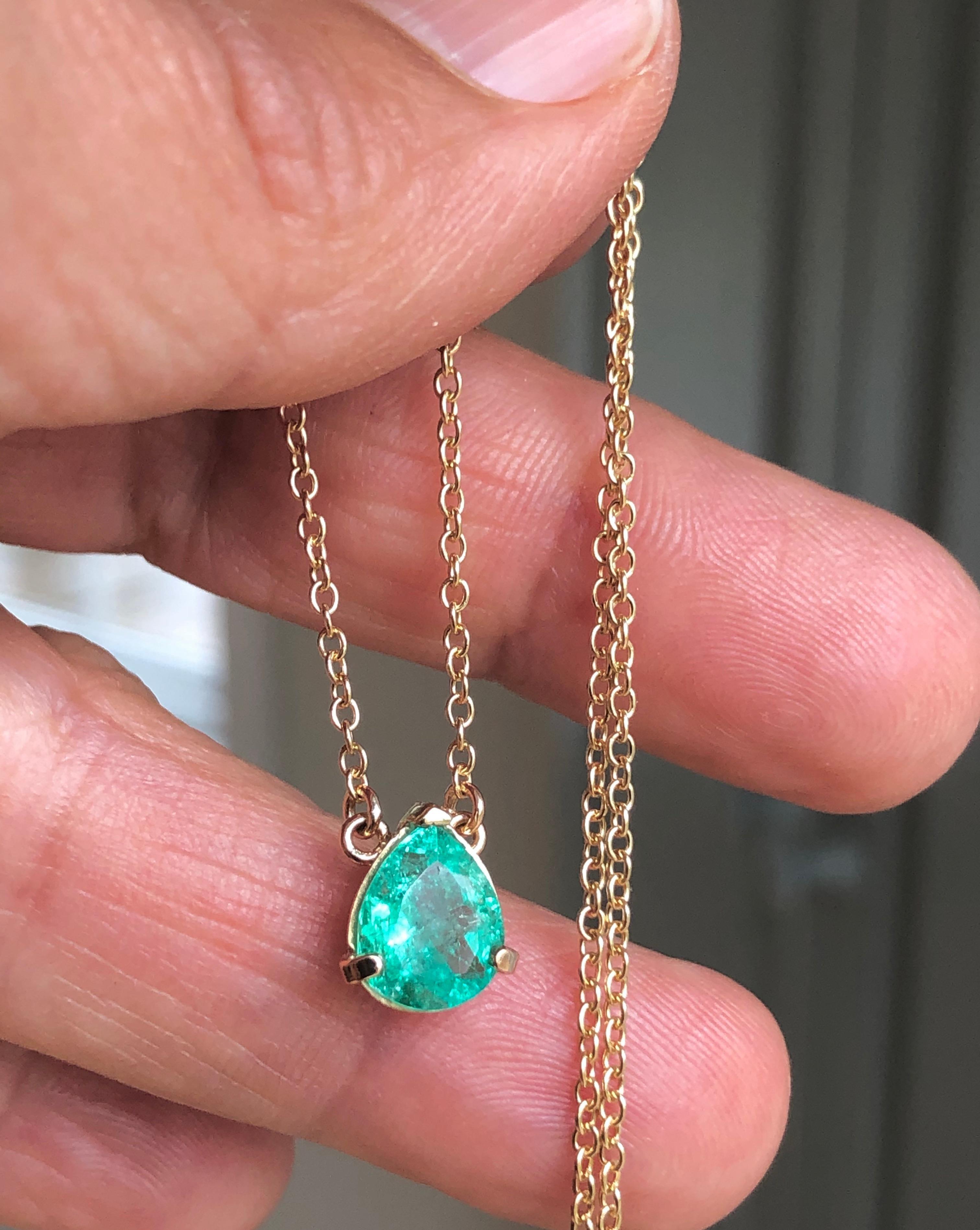 Emeralds Maravellous 2.25 Carat Colombian Emerald Solitaire Pendant Necklace 18K For Sale 3