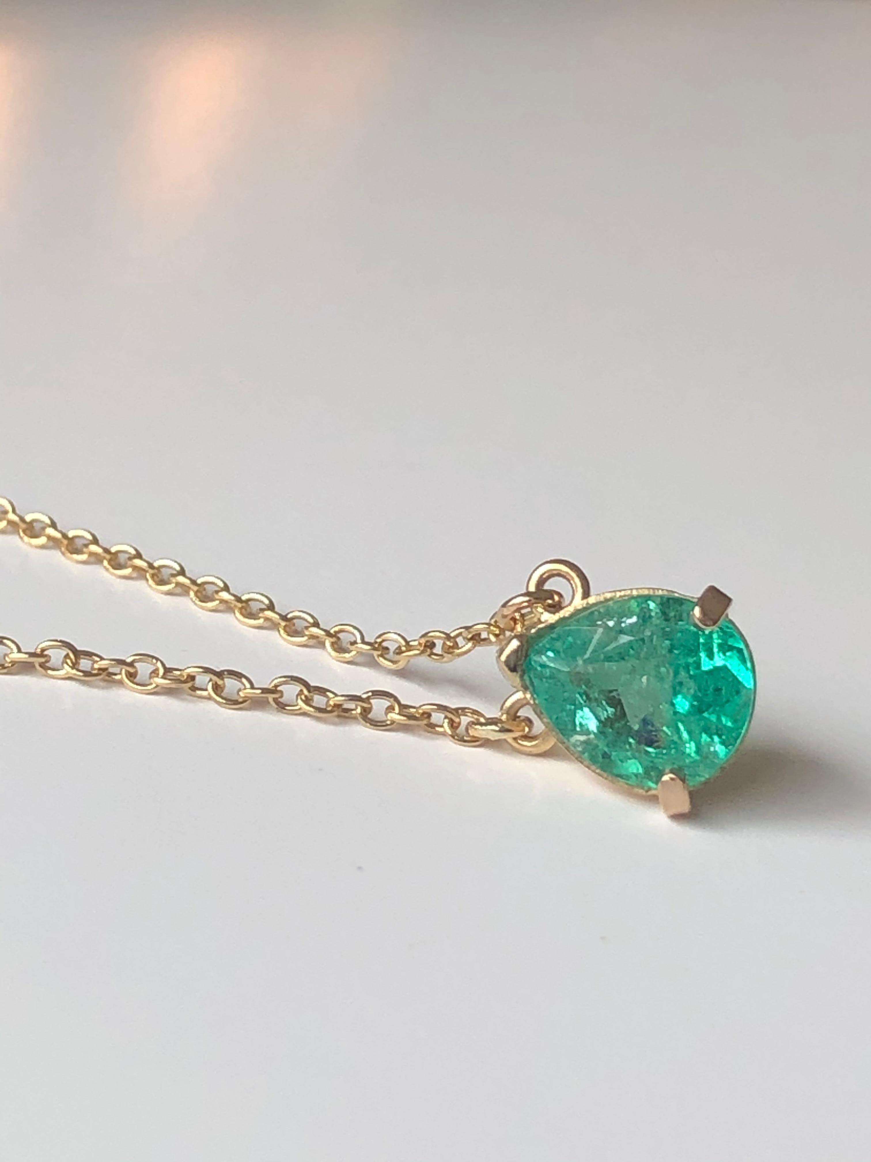 Emeralds Maravellous 2.25 Carat Colombian Emerald Solitaire Pendant Necklace 18K For Sale 4