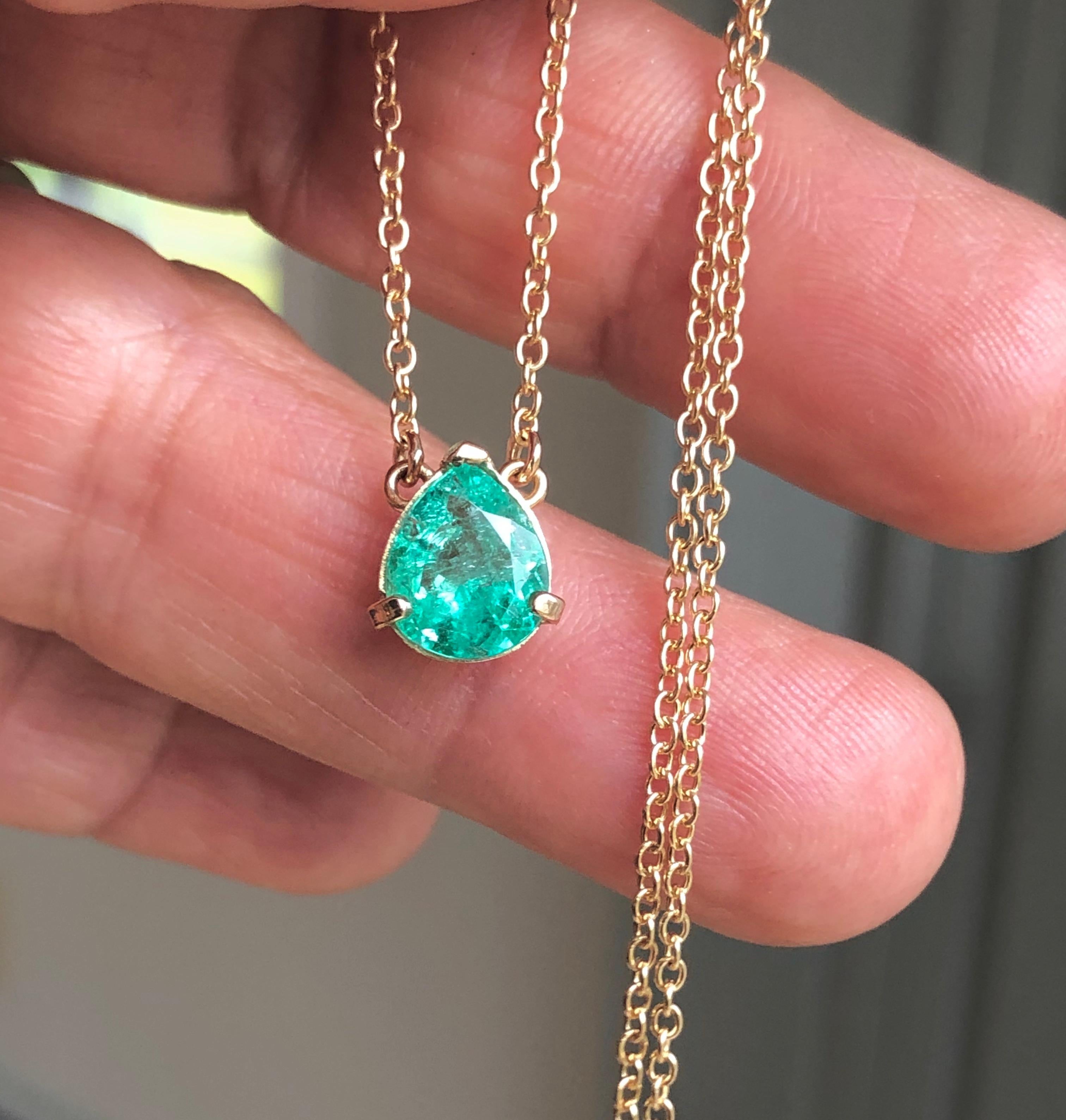 Emeralds Maravellous 2.25 Carat Colombian Emerald Solitaire Pendant Necklace 18K For Sale 5