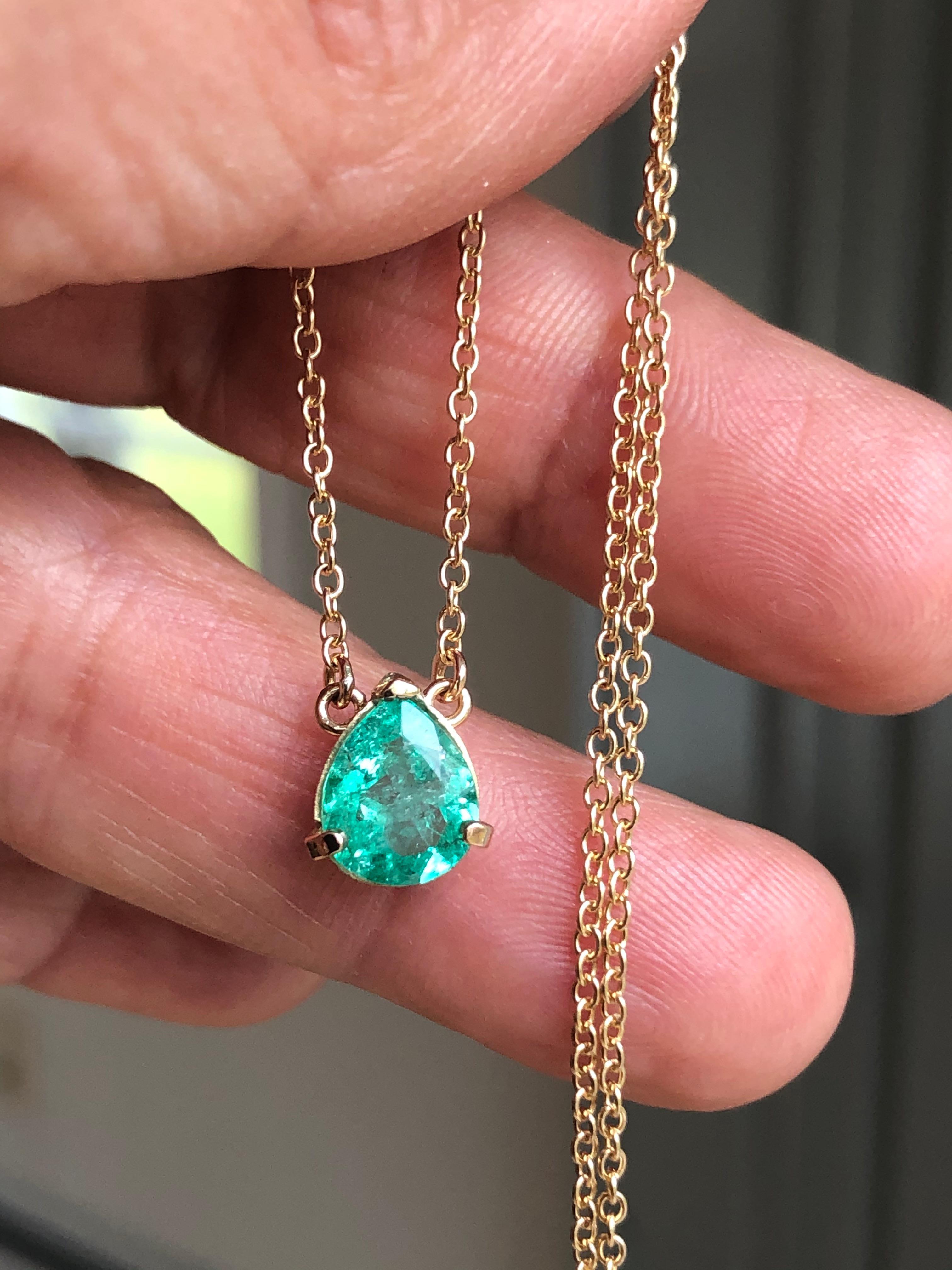 Emeralds Maravellous 2.25 Carat Colombian Emerald Solitaire Pendant Necklace 18K For Sale 6