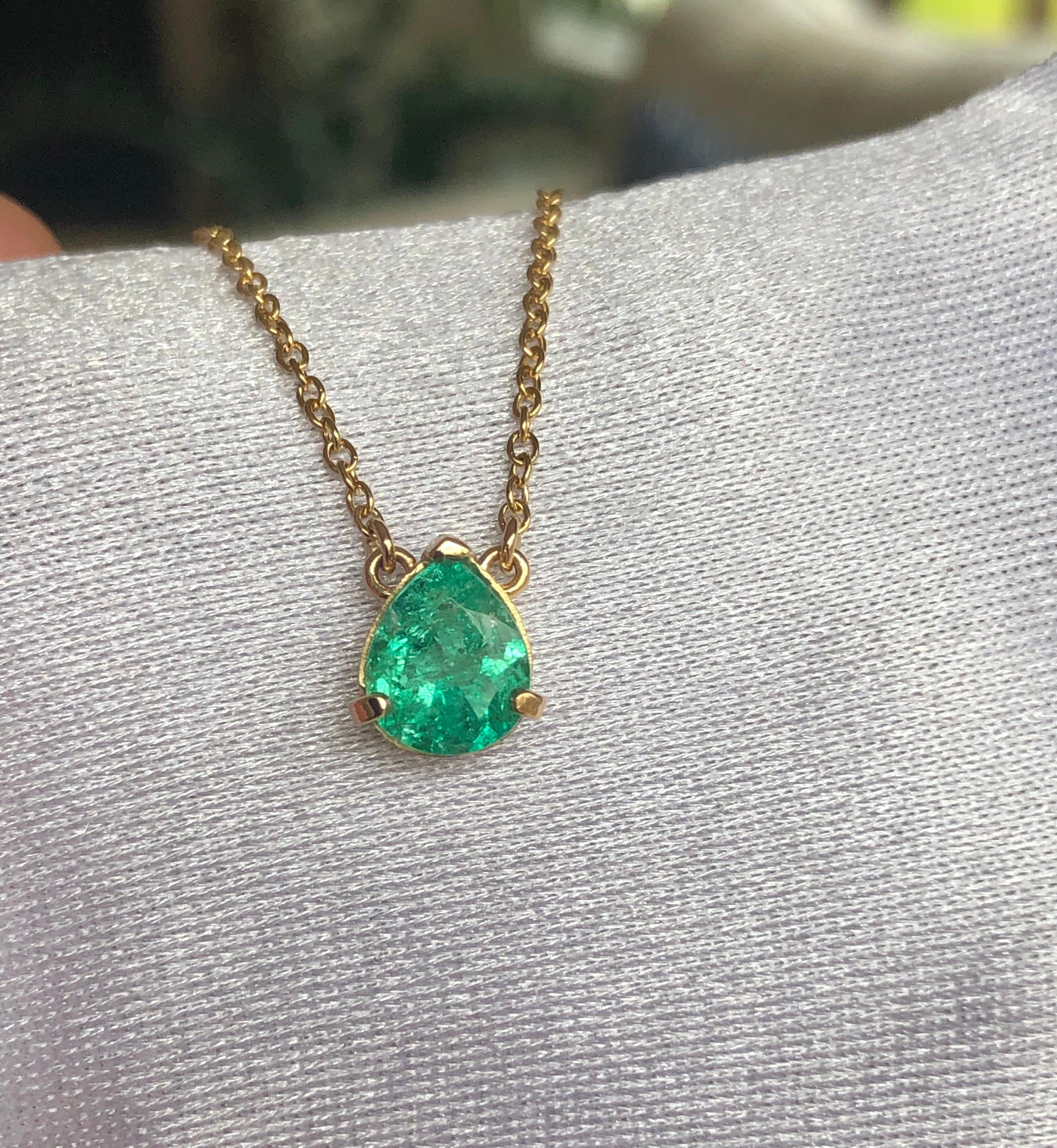 Emeralds Maravellous 2.25 Carat Colombian Emerald Solitaire Pendant Necklace 18K For Sale 7