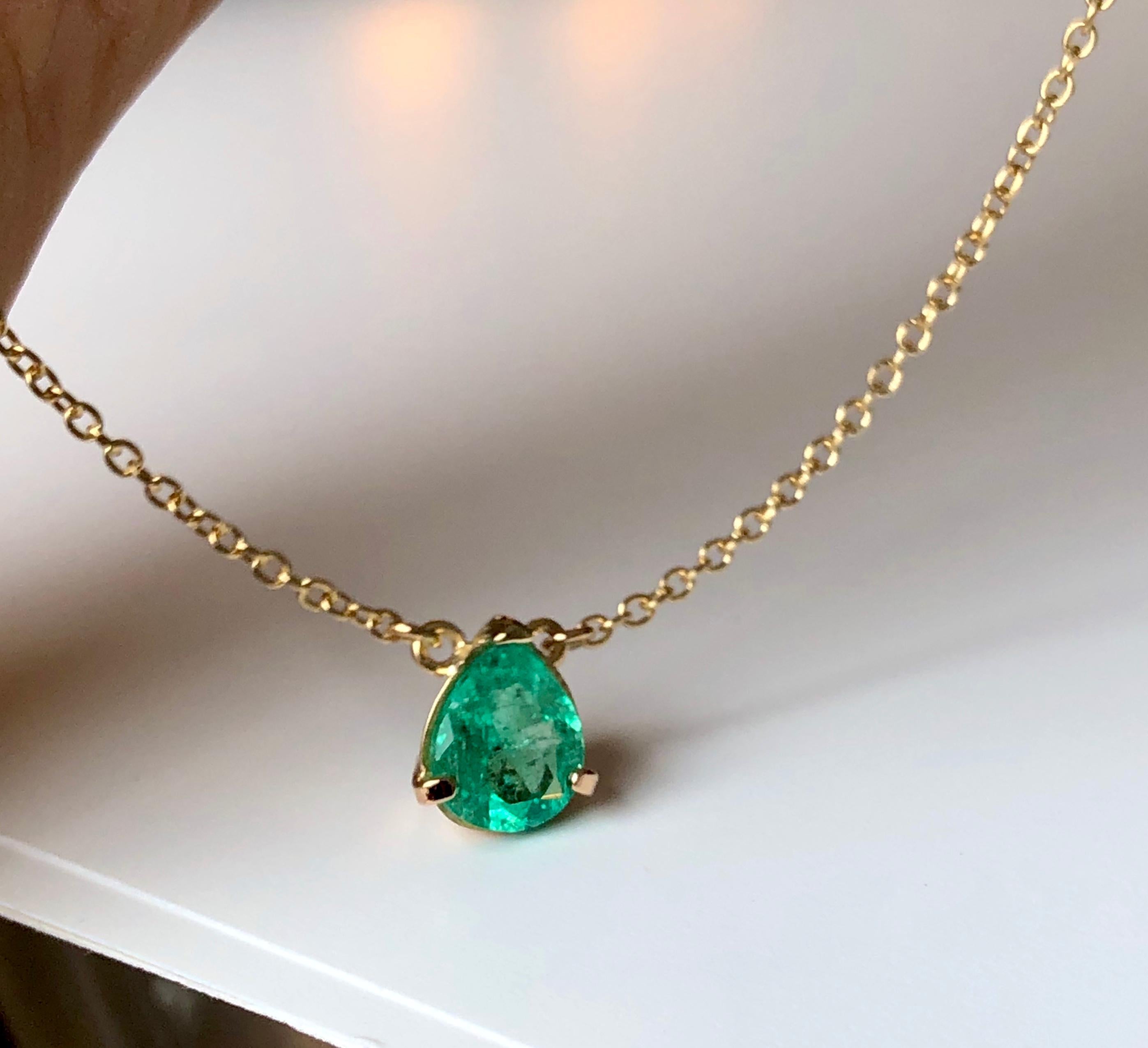 Diese tropfenförmige Solitär-Halskette hat einen Birnenschliff,  mittel grün natürlich  Kolumbianischer Smaragd von 2,25 Karat. Set in 18K Gelbgold Einstellung und an einem 16 Zoll lang, 18k Gold Kette befestigt.  Der Stil ist sehr