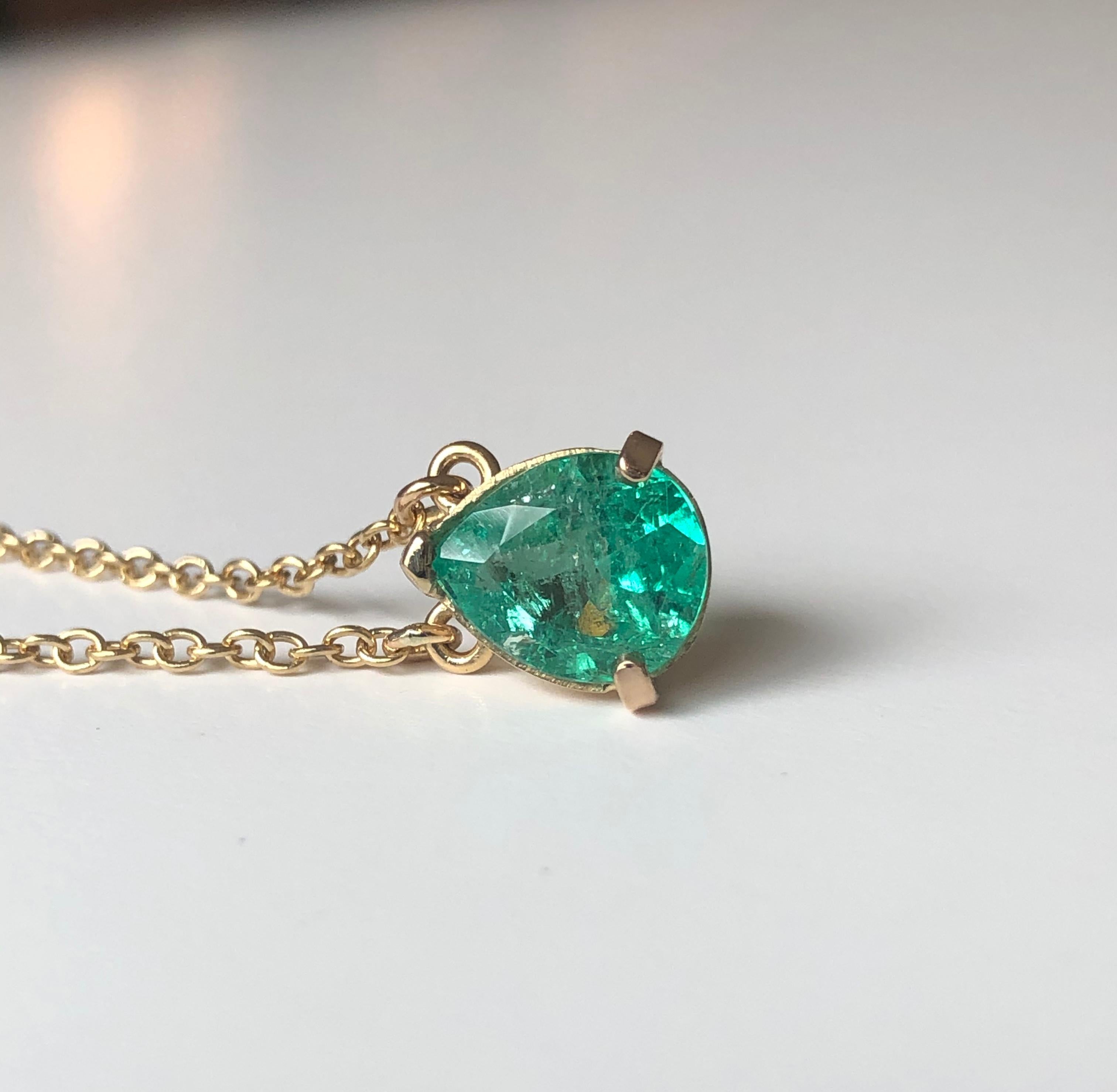Emeralds Maravellous 2.25 Carat Colombian Emerald Solitaire Pendant Necklace 18K For Sale 1