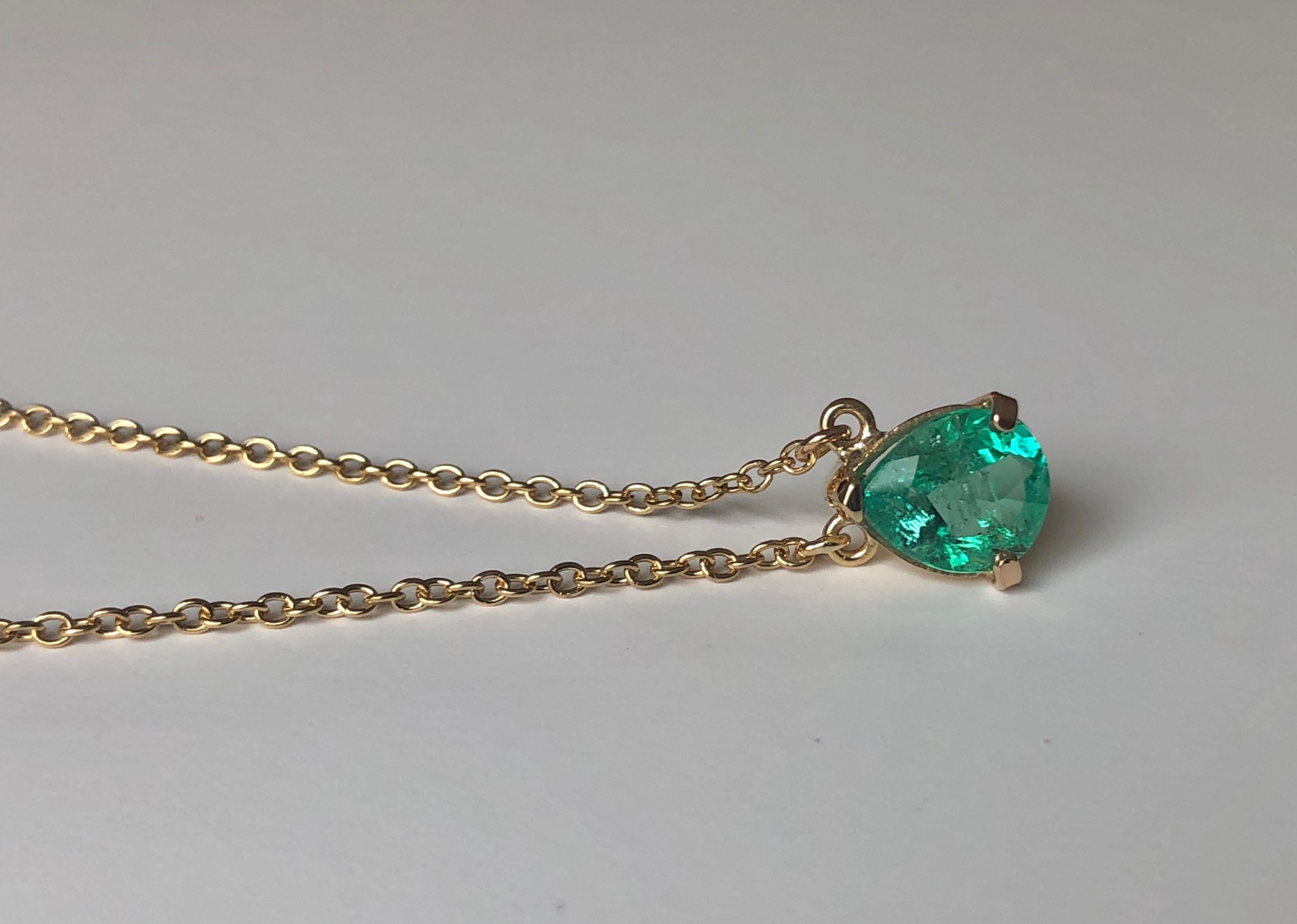 Emeralds Maravellous 2.25 Carat Colombian Emerald Solitaire Pendant Necklace 18K For Sale 2