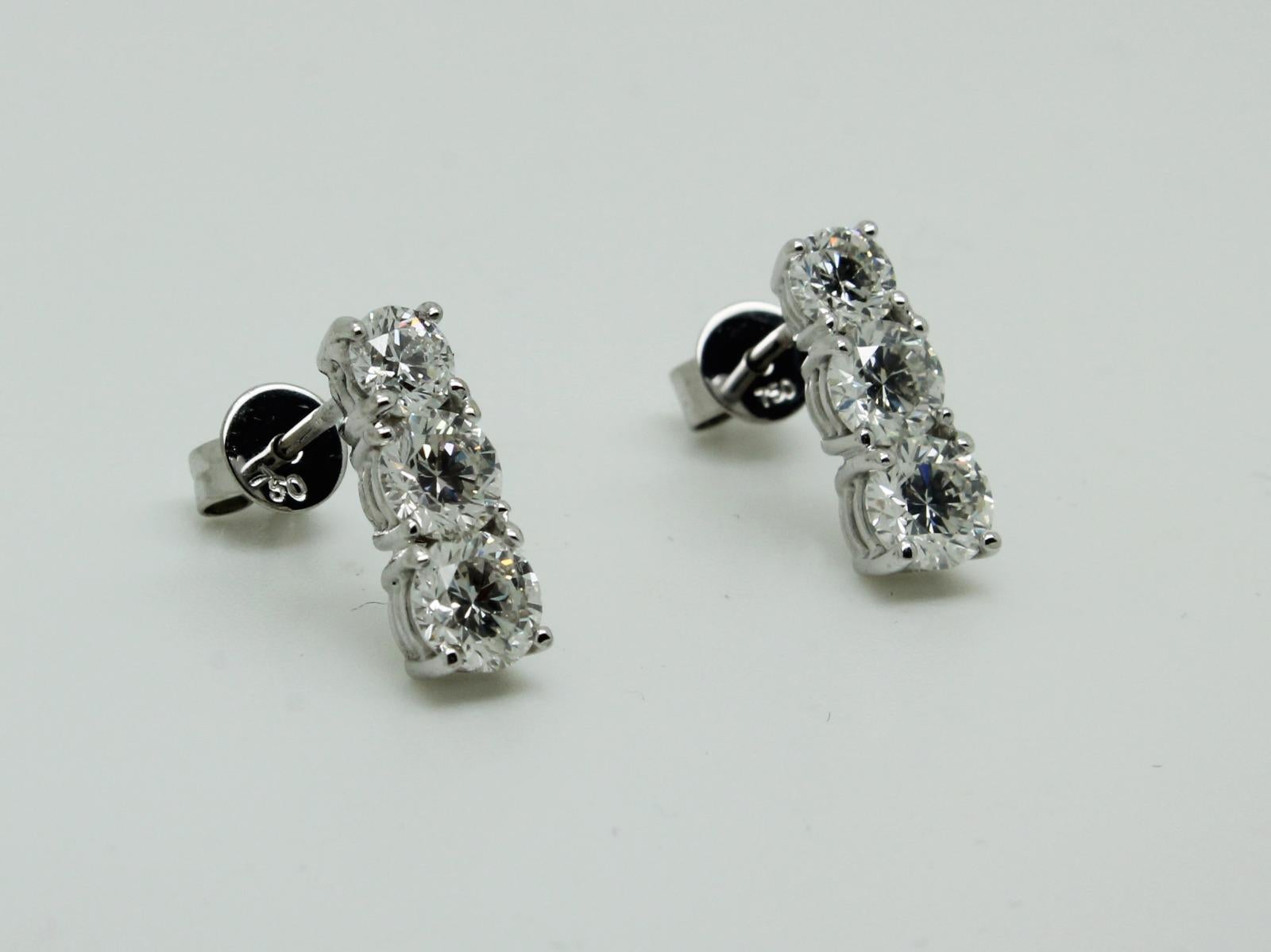 Taille ronde Boucles d'oreilles sur mesure à trois gouttes en or blanc 18 carats avec diamants de 2,25 carats en vente