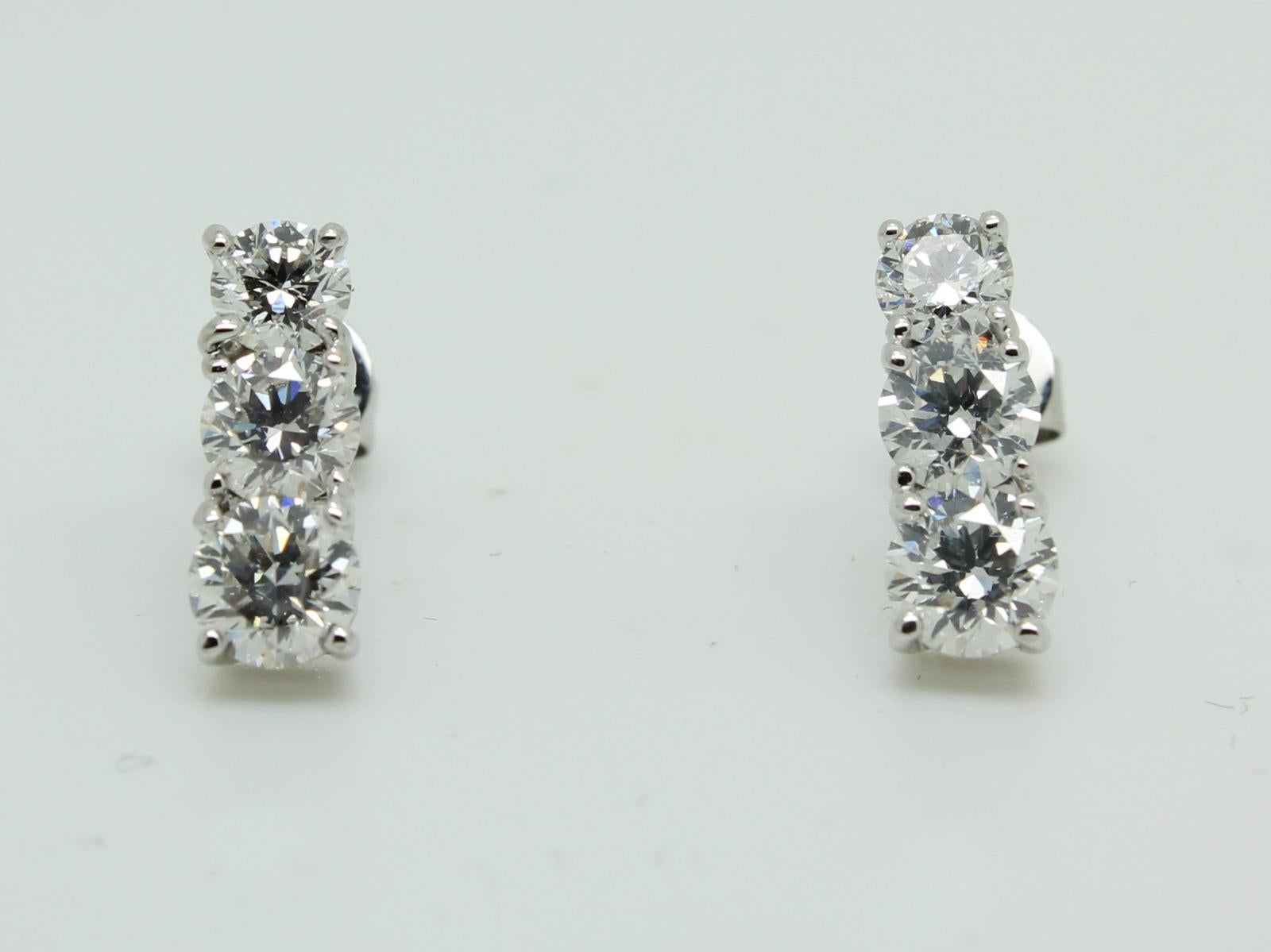Boucles d'oreilles sur mesure à trois gouttes en or blanc 18 carats avec diamants de 2,25 carats Neuf - En vente à London, GB