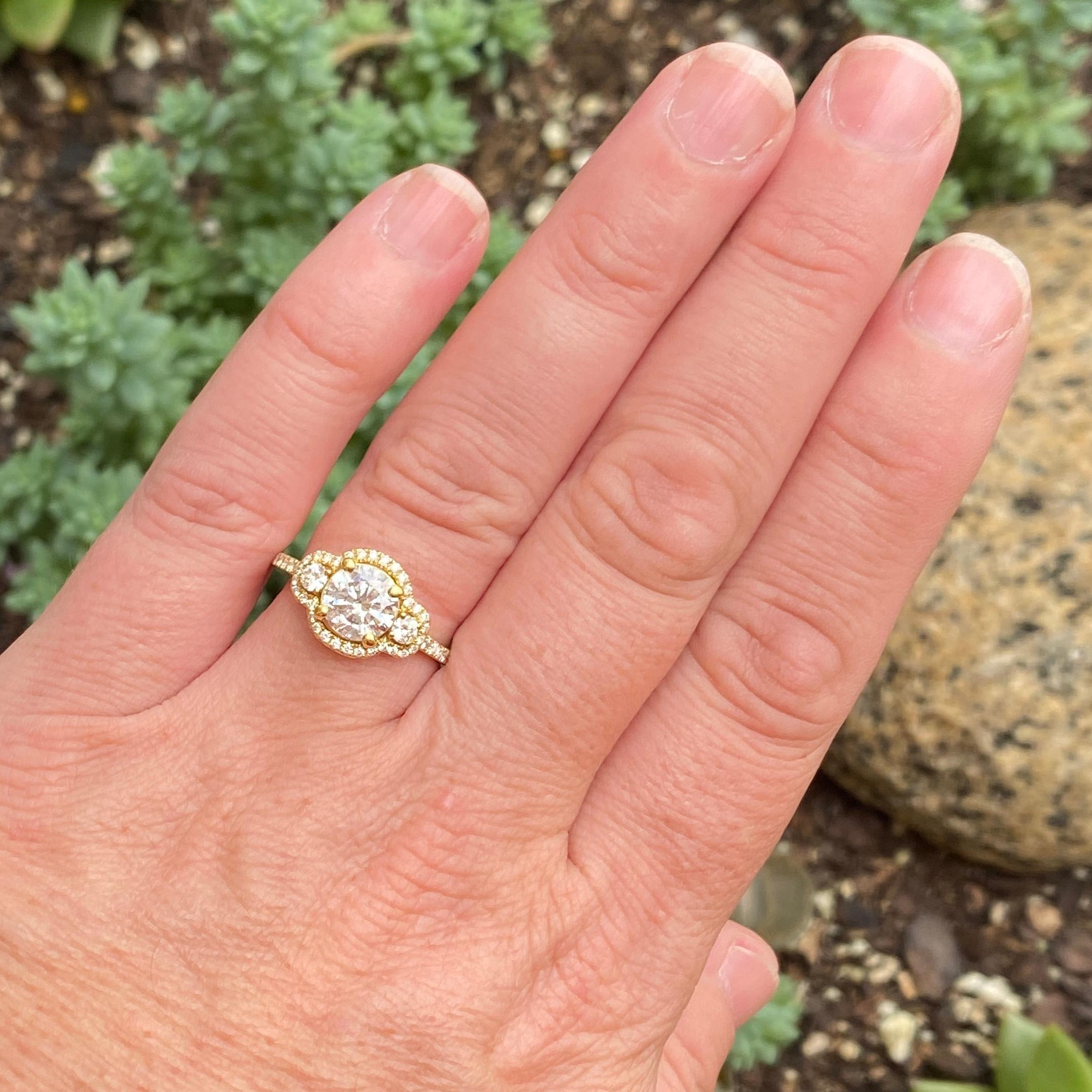 Dieser atemberaubend schöne Diamant-Verlobungsring mit drei Steinen würde jeden begeistern:: der ihn erhält!  Die in poliertem 18-karätigem Weißgold gefassten Brillanten sorgen für einen Look:: der sehr modern und klassisch zugleich ist! Dieser Ring
