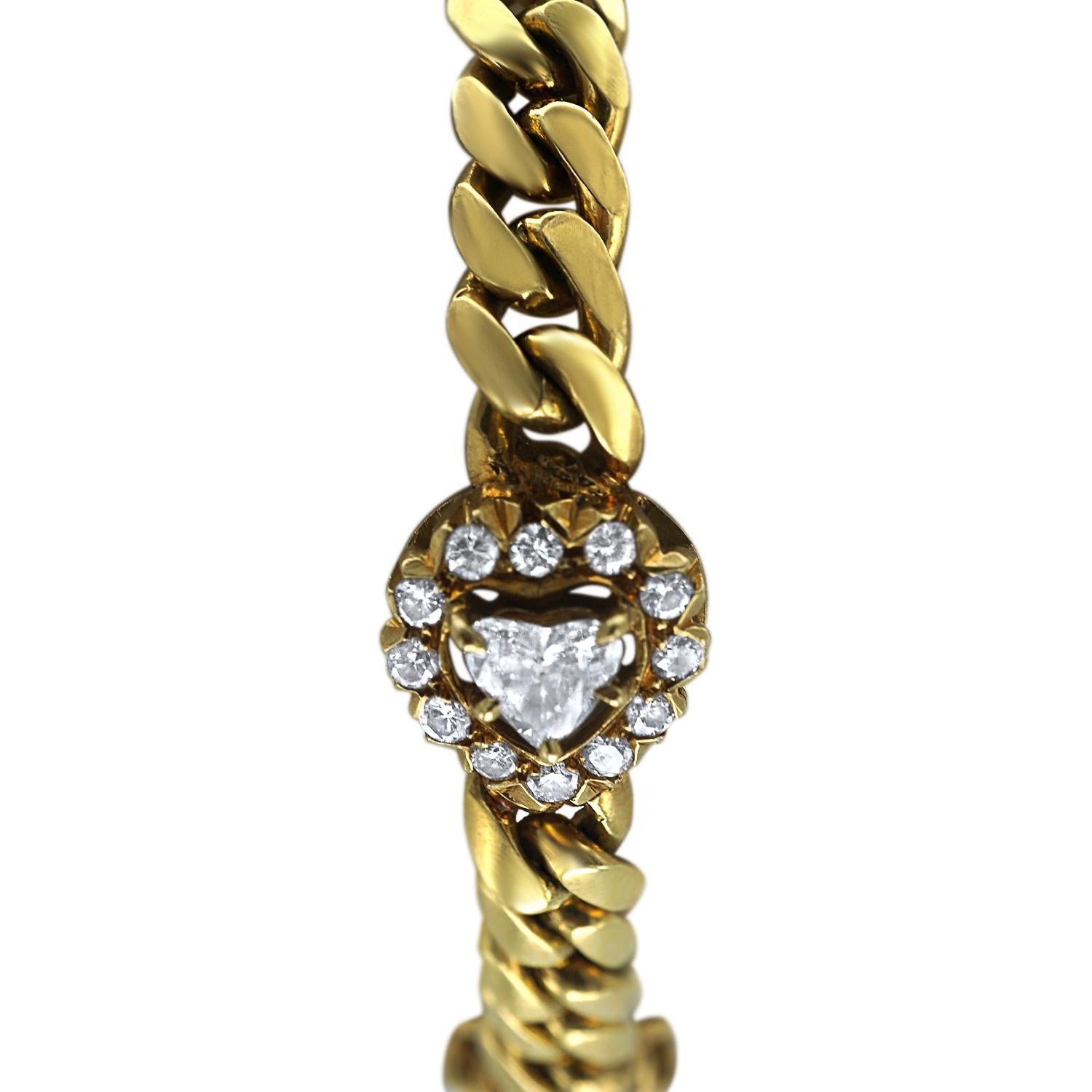 Fabricada en oro amarillo de 18 quilates, con 5 diamantes en forma de corazón de aproximadamente 2,25 quilates y 60 brillantes redondos de aproximadamente 1,00 quilate en total.  Mide 7 1/4