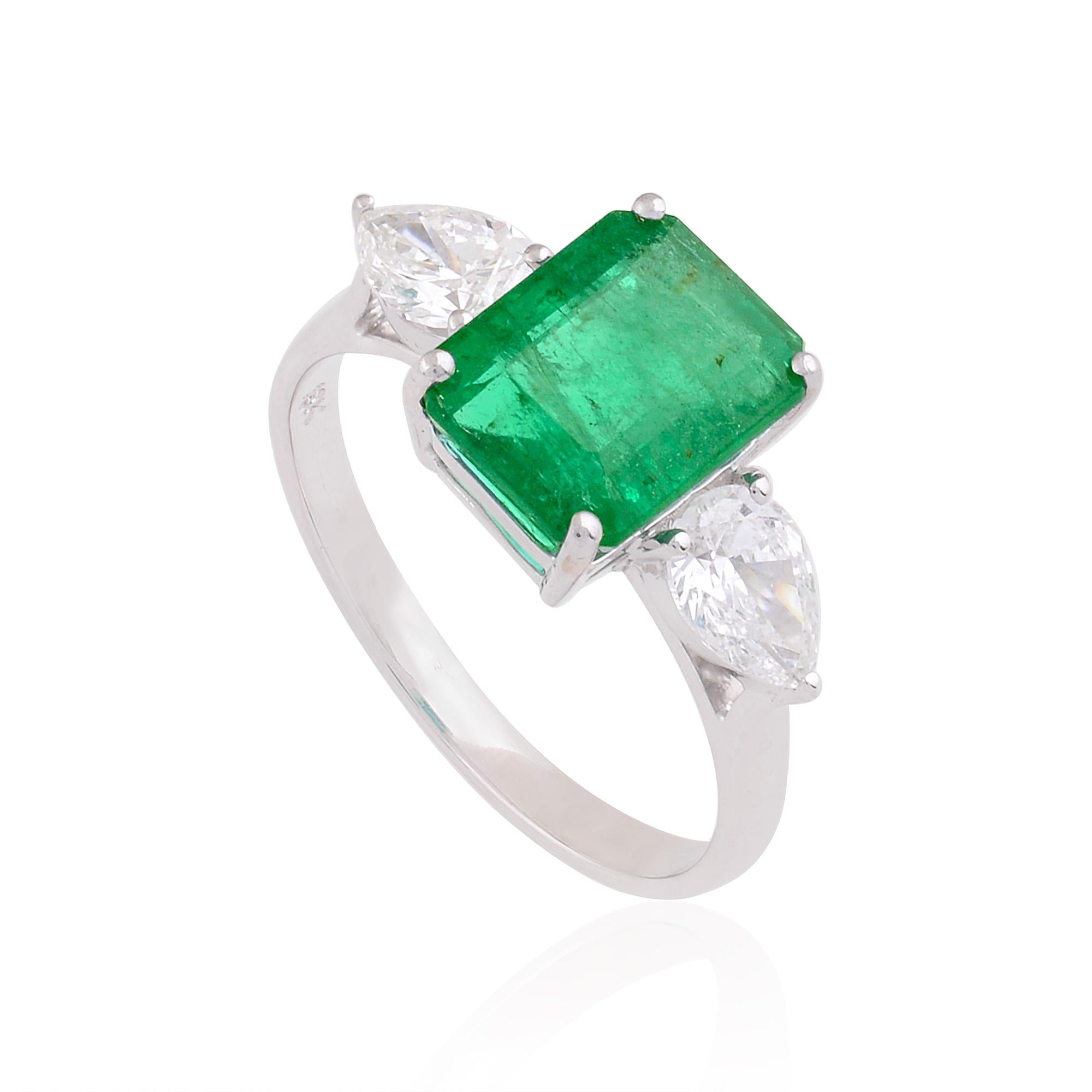 Modern 2.25 Carat Emerald Cocktail Ring 0.80 Ct SI/H Pear Diamond 18 Karat White Gold For Sale