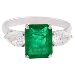 Bague cocktail en or blanc 18 carats avec émeraude de 2,25 carats et diamant poire de 0,80 carat SI/H