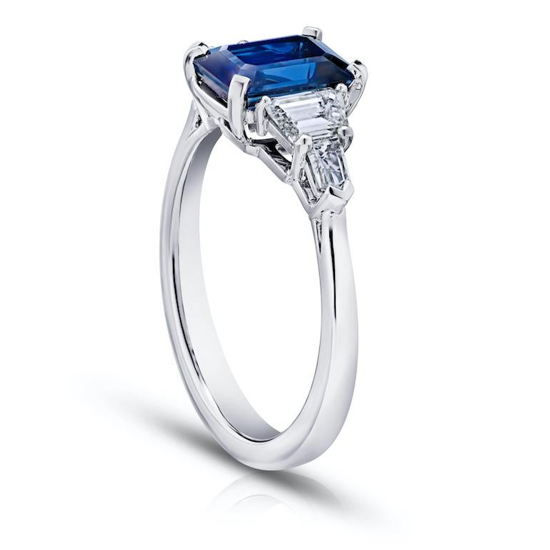 2,25 Karat blauer Saphir im Smaragdschliff (natürlich, nicht erhitzt) mit trapezförmigen und spitz zulaufenden Diamanten von 0,79 Karat, gefasst in einem Platinring. Dieser Ring hat derzeit die Größe 7.  Wir passen die Größe kostenlos an Ihre