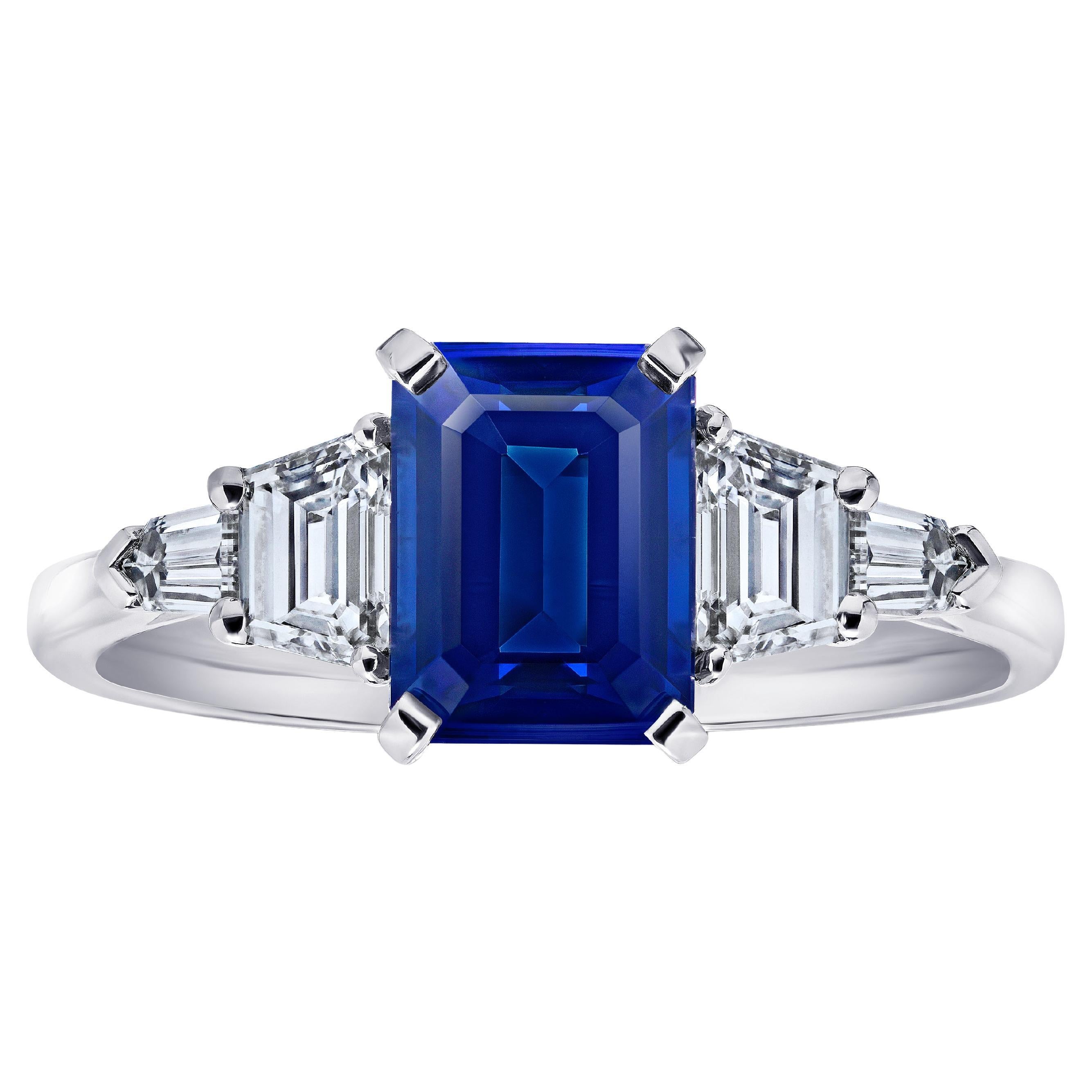 Bague en platine avec saphir bleu taille émeraude de 2.25 carat et diamants